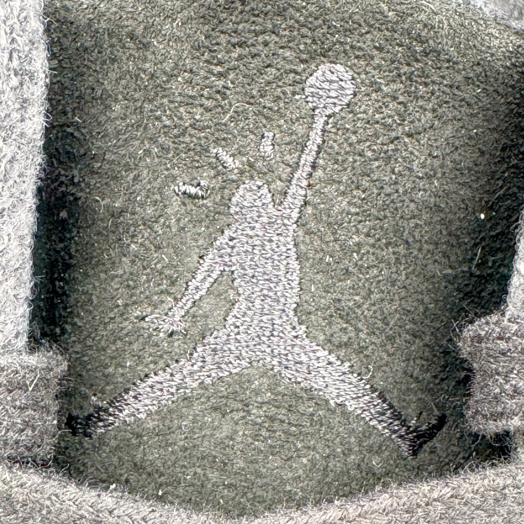 图片[13]-＃KZ纯原 Travis Scott x Jordan AJ Cut The Check TS倒钩联名魔术贴篮球鞋 黑棕 FZ8117-204 注意默认配原盒盒子配套布袋不用加钱 退货丢失扣30元 原厂全套原楦原纸板冲刀磨具开发 原厂皮料加持 原厂港宝加持定型后跟R度完美 同源原厂电绣 鬼脸飞翼针数密度立体效果一致 百分百一致原鞋 原厂拉帮工艺 针距密度一致 后跟弧度收口自然不对折 极致一眼正品既视感 进口玻璃冲刀皮料裁剪零毛边 全鞋电脑针车工艺 品控清洁度最高QC检验标准 免检产品 原厂订购鞋盒、布袋、鞋标、防尘纸、鞋撑、鞋带 追求极致的原厂味道 配色方面采用白色为基础 搭配棕色框架呈现 完美还原了初代倒钩的配色设计 细节方面 标志性的反钩Swoosh采用米色点缀 鞋面还带有特殊的魔术贴细节 此外在鞋舌、后跟部分均带有Cactus Jack厂牌Logo 彰显鞋款特殊身份 尺码：36 36.5 37.5 38 38.5 39 40 40.5 41 42 42.5 43 44 44.5 45 46 47.5-选品中心