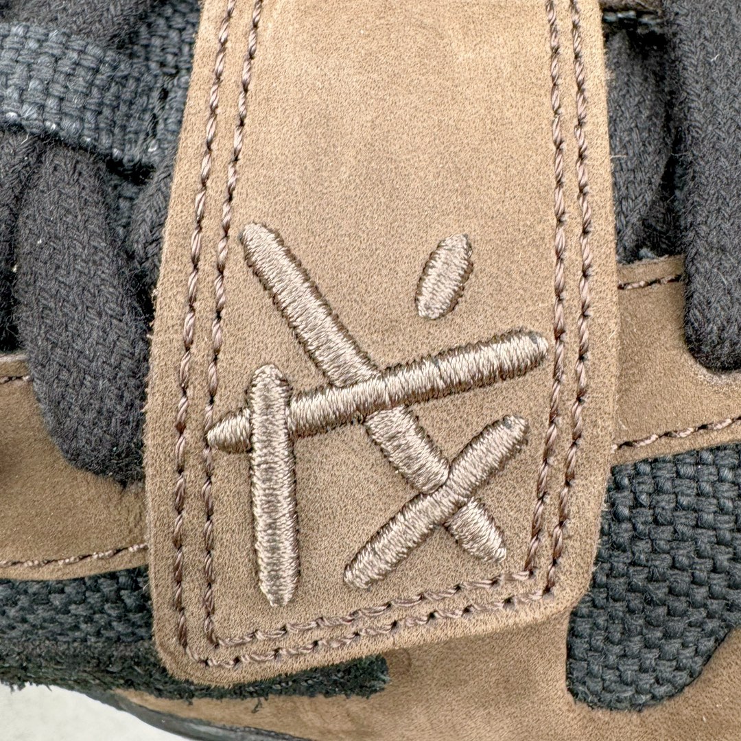 图片[19]-＃KZ纯原 Travis Scott x Jordan AJ Cut The Check TS倒钩联名魔术贴篮球鞋 黑棕 FZ8117-204 注意默认配原盒盒子配套布袋不用加钱 退货丢失扣30元 原厂全套原楦原纸板冲刀磨具开发 原厂皮料加持 原厂港宝加持定型后跟R度完美 同源原厂电绣 鬼脸飞翼针数密度立体效果一致 百分百一致原鞋 原厂拉帮工艺 针距密度一致 后跟弧度收口自然不对折 极致一眼正品既视感 进口玻璃冲刀皮料裁剪零毛边 全鞋电脑针车工艺 品控清洁度最高QC检验标准 免检产品 原厂订购鞋盒、布袋、鞋标、防尘纸、鞋撑、鞋带 追求极致的原厂味道 配色方面采用白色为基础 搭配棕色框架呈现 完美还原了初代倒钩的配色设计 细节方面 标志性的反钩Swoosh采用米色点缀 鞋面还带有特殊的魔术贴细节 此外在鞋舌、后跟部分均带有Cactus Jack厂牌Logo 彰显鞋款特殊身份 尺码：36 36.5 37.5 38 38.5 39 40 40.5 41 42 42.5 43 44 44.5 45 46 47.5-选品中心