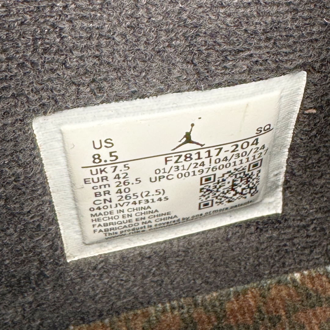 图片[12]-＃KZ纯原 Travis Scott x Jordan AJ Cut The Check TS倒钩联名魔术贴篮球鞋 黑棕 FZ8117-204 注意默认配原盒盒子配套布袋不用加钱 退货丢失扣30元 原厂全套原楦原纸板冲刀磨具开发 原厂皮料加持 原厂港宝加持定型后跟R度完美 同源原厂电绣 鬼脸飞翼针数密度立体效果一致 百分百一致原鞋 原厂拉帮工艺 针距密度一致 后跟弧度收口自然不对折 极致一眼正品既视感 进口玻璃冲刀皮料裁剪零毛边 全鞋电脑针车工艺 品控清洁度最高QC检验标准 免检产品 原厂订购鞋盒、布袋、鞋标、防尘纸、鞋撑、鞋带 追求极致的原厂味道 配色方面采用白色为基础 搭配棕色框架呈现 完美还原了初代倒钩的配色设计 细节方面 标志性的反钩Swoosh采用米色点缀 鞋面还带有特殊的魔术贴细节 此外在鞋舌、后跟部分均带有Cactus Jack厂牌Logo 彰显鞋款特殊身份 尺码：36 36.5 37.5 38 38.5 39 40 40.5 41 42 42.5 43 44 44.5 45 46 47.5-选品中心
