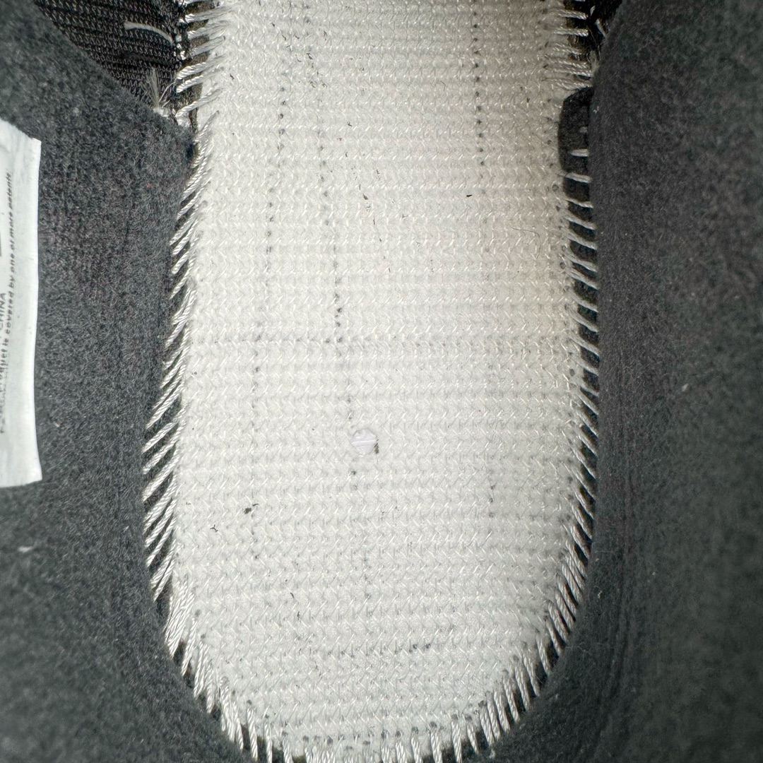 图片[12]-＃KZ纯原 Travis Scott x Jordan AJ Cut The Check TS倒钩联名魔术贴篮球鞋 白黑红 FZ8117-101 注意默认配原盒盒子配套布袋不用加钱 退货丢失扣30元 原厂全套原楦原纸板冲刀磨具开发 原厂皮料加持 原厂港宝加持定型后跟R度完美 同源原厂电绣 鬼脸飞翼针数密度立体效果一致 百分百一致原鞋 原厂拉帮工艺 针距密度一致 后跟弧度收口自然不对折 极致一眼正品既视感 进口玻璃冲刀皮料裁剪零毛边 全鞋电脑针车工艺 品控清洁度最高QC检验标准 免检产品 原厂订购鞋盒、布袋、鞋标、防尘纸、鞋撑、鞋带 追求极致的原厂味道 配色方面采用白色为基础 搭配棕色框架呈现 完美还原了初代倒钩的配色设计 细节方面 标志性的反钩Swoosh采用米色点缀 鞋面还带有特殊的魔术贴细节 此外在鞋舌、后跟部分均带有Cactus Jack厂牌Logo 彰显鞋款特殊身份 尺码：36 36.5 37.5 38 38.5 39 40 40.5 41 42 42.5 43 44 44.5 45 46 47.5-选品中心