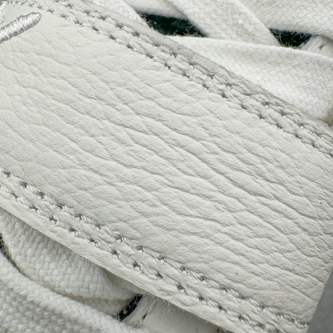 图片[15]-＃KZ纯原 Travis Scott x Jordan AJ Cut The Check TS倒钩联名魔术贴篮球鞋 白黑红 FZ8117-101 注意默认配原盒盒子配套布袋不用加钱 退货丢失扣30元 原厂全套原楦原纸板冲刀磨具开发 原厂皮料加持 原厂港宝加持定型后跟R度完美 同源原厂电绣 鬼脸飞翼针数密度立体效果一致 百分百一致原鞋 原厂拉帮工艺 针距密度一致 后跟弧度收口自然不对折 极致一眼正品既视感 进口玻璃冲刀皮料裁剪零毛边 全鞋电脑针车工艺 品控清洁度最高QC检验标准 免检产品 原厂订购鞋盒、布袋、鞋标、防尘纸、鞋撑、鞋带 追求极致的原厂味道 配色方面采用白色为基础 搭配棕色框架呈现 完美还原了初代倒钩的配色设计 细节方面 标志性的反钩Swoosh采用米色点缀 鞋面还带有特殊的魔术贴细节 此外在鞋舌、后跟部分均带有Cactus Jack厂牌Logo 彰显鞋款特殊身份 尺码：36 36.5 37.5 38 38.5 39 40 40.5 41 42 42.5 43 44 44.5 45 46 47.5-选品中心