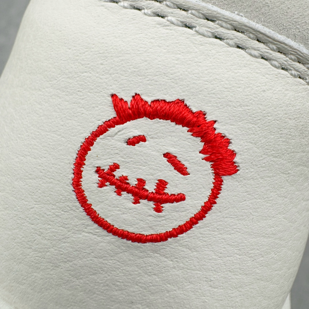 图片[18]-＃KZ纯原 Travis Scott x Jordan AJ Cut The Check TS倒钩联名魔术贴篮球鞋 白黑红 FZ8117-101 注意默认配原盒盒子配套布袋不用加钱 退货丢失扣30元 原厂全套原楦原纸板冲刀磨具开发 原厂皮料加持 原厂港宝加持定型后跟R度完美 同源原厂电绣 鬼脸飞翼针数密度立体效果一致 百分百一致原鞋 原厂拉帮工艺 针距密度一致 后跟弧度收口自然不对折 极致一眼正品既视感 进口玻璃冲刀皮料裁剪零毛边 全鞋电脑针车工艺 品控清洁度最高QC检验标准 免检产品 原厂订购鞋盒、布袋、鞋标、防尘纸、鞋撑、鞋带 追求极致的原厂味道 配色方面采用白色为基础 搭配棕色框架呈现 完美还原了初代倒钩的配色设计 细节方面 标志性的反钩Swoosh采用米色点缀 鞋面还带有特殊的魔术贴细节 此外在鞋舌、后跟部分均带有Cactus Jack厂牌Logo 彰显鞋款特殊身份 尺码：36 36.5 37.5 38 38.5 39 40 40.5 41 42 42.5 43 44 44.5 45 46 47.5-选品中心