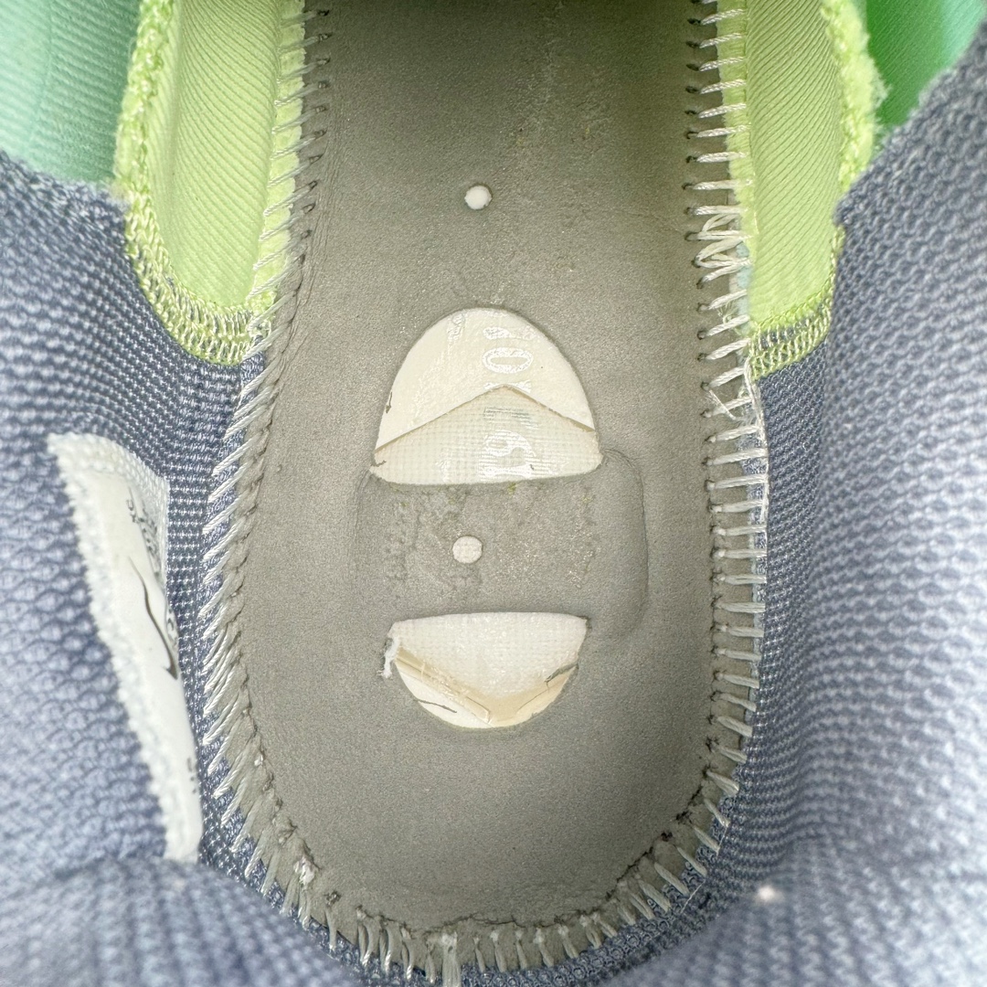 图片[13]-＃灭世/Max Nk Air Zoom G.T.Cut 3 EP 实战系列篮球鞋 DV2913-401 全新GT Cut 3.0 全掌搭载了 ZoomX 泡棉 使得整双鞋在缓震表现上可谓相当优秀 拥有着顶级科技配置的同时 颜值设计也非常可观 整体鞋型仍然保留了前低后高的设计 G.T. Cut 传统的突进极速突破的感觉 鞋头麂皮材质和 NK Flywire 飞线工艺 相对来说包裹感更好了 必备的TPU 支撑片 两侧 Swoosh 的透气孔设计 起到散热透气的作用 鞋舌采用类似跑鞋的半开叉式设计 搭配鞋带既可以提升包裹感 又降低了运动中鞋舌乱跑的可能性 鞋子内里填充相当厚实 避免掉跟 尺码：39 40 40.5 41 42 42.5 43 44 44.5 45 46-选品中心