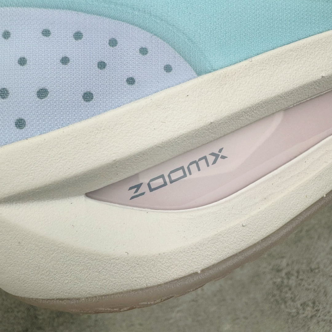 图片[16]-＃灭世/Max Nk Air Zoom G.T.Cut 3 EP 实战系列篮球鞋 DV2913-401 全新GT Cut 3.0 全掌搭载了 ZoomX 泡棉 使得整双鞋在缓震表现上可谓相当优秀 拥有着顶级科技配置的同时 颜值设计也非常可观 整体鞋型仍然保留了前低后高的设计 G.T. Cut 传统的突进极速突破的感觉 鞋头麂皮材质和 NK Flywire 飞线工艺 相对来说包裹感更好了 必备的TPU 支撑片 两侧 Swoosh 的透气孔设计 起到散热透气的作用 鞋舌采用类似跑鞋的半开叉式设计 搭配鞋带既可以提升包裹感 又降低了运动中鞋舌乱跑的可能性 鞋子内里填充相当厚实 避免掉跟 尺码：39 40 40.5 41 42 42.5 43 44 44.5 45 46-选品中心