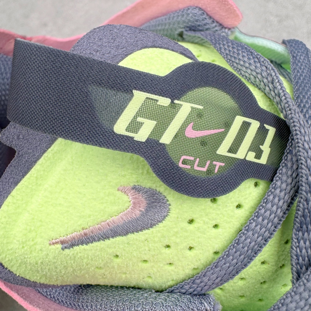 图片[18]-＃灭世/Max Nk Air Zoom G.T.Cut 3 EP 实战系列篮球鞋 DV2913-401 全新GT Cut 3.0 全掌搭载了 ZoomX 泡棉 使得整双鞋在缓震表现上可谓相当优秀 拥有着顶级科技配置的同时 颜值设计也非常可观 整体鞋型仍然保留了前低后高的设计 G.T. Cut 传统的突进极速突破的感觉 鞋头麂皮材质和 NK Flywire 飞线工艺 相对来说包裹感更好了 必备的TPU 支撑片 两侧 Swoosh 的透气孔设计 起到散热透气的作用 鞋舌采用类似跑鞋的半开叉式设计 搭配鞋带既可以提升包裹感 又降低了运动中鞋舌乱跑的可能性 鞋子内里填充相当厚实 避免掉跟 尺码：39 40 40.5 41 42 42.5 43 44 44.5 45 46-选品中心