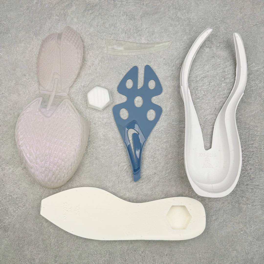 图片[10]-＃灭世/Max Nk Air Zoom G.T.Cut 3 EP 实战系列篮球鞋 DV2913-401 全新GT Cut 3.0 全掌搭载了 ZoomX 泡棉 使得整双鞋在缓震表现上可谓相当优秀 拥有着顶级科技配置的同时 颜值设计也非常可观 整体鞋型仍然保留了前低后高的设计 G.T. Cut 传统的突进极速突破的感觉 鞋头麂皮材质和 NK Flywire 飞线工艺 相对来说包裹感更好了 必备的TPU 支撑片 两侧 Swoosh 的透气孔设计 起到散热透气的作用 鞋舌采用类似跑鞋的半开叉式设计 搭配鞋带既可以提升包裹感 又降低了运动中鞋舌乱跑的可能性 鞋子内里填充相当厚实 避免掉跟 尺码：39 40 40.5 41 42 42.5 43 44 44.5 45 46-选品中心