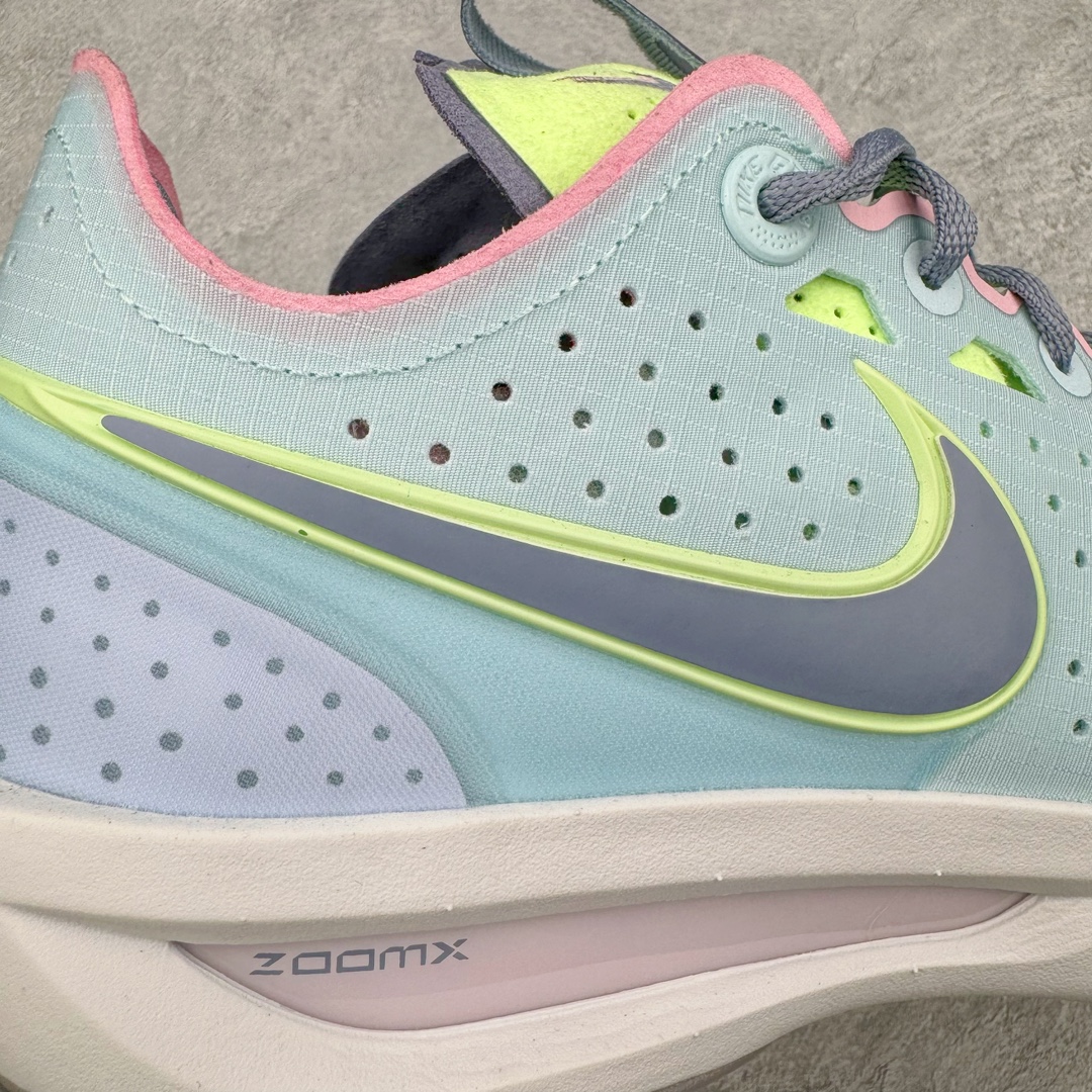 图片[17]-＃灭世/Max Nk Air Zoom G.T.Cut 3 EP 实战系列篮球鞋 DV2913-401 全新GT Cut 3.0 全掌搭载了 ZoomX 泡棉 使得整双鞋在缓震表现上可谓相当优秀 拥有着顶级科技配置的同时 颜值设计也非常可观 整体鞋型仍然保留了前低后高的设计 G.T. Cut 传统的突进极速突破的感觉 鞋头麂皮材质和 NK Flywire 飞线工艺 相对来说包裹感更好了 必备的TPU 支撑片 两侧 Swoosh 的透气孔设计 起到散热透气的作用 鞋舌采用类似跑鞋的半开叉式设计 搭配鞋带既可以提升包裹感 又降低了运动中鞋舌乱跑的可能性 鞋子内里填充相当厚实 避免掉跟 尺码：39 40 40.5 41 42 42.5 43 44 44.5 45 46-选品中心