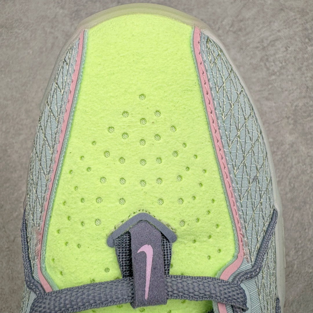 图片[19]-＃灭世/Max Nk Air Zoom G.T.Cut 3 EP 实战系列篮球鞋 DV2913-401 全新GT Cut 3.0 全掌搭载了 ZoomX 泡棉 使得整双鞋在缓震表现上可谓相当优秀 拥有着顶级科技配置的同时 颜值设计也非常可观 整体鞋型仍然保留了前低后高的设计 G.T. Cut 传统的突进极速突破的感觉 鞋头麂皮材质和 NK Flywire 飞线工艺 相对来说包裹感更好了 必备的TPU 支撑片 两侧 Swoosh 的透气孔设计 起到散热透气的作用 鞋舌采用类似跑鞋的半开叉式设计 搭配鞋带既可以提升包裹感 又降低了运动中鞋舌乱跑的可能性 鞋子内里填充相当厚实 避免掉跟 尺码：39 40 40.5 41 42 42.5 43 44 44.5 45 46-选品中心