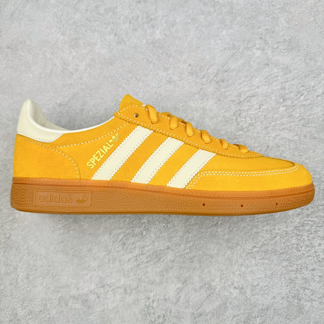 ＃C版纯原 AD Originals Handball SPZL 手球运动员系列百搭休闲运动板鞋 IF7088 这款来自阿迪达斯的这款HANDBALL SPZL前身是一双手球运动鞋，这一次拿来复刻，所以鞋面的主要色彩选用了黑色， 鞋面外侧除了Spezial字母之外还有三叶草标志。Handball SPZL作为复古手球训练鞋与作为室内足球鞋的Samba有着异曲同工之处，但是质感更为出众的鞋身以及丰富的配色选择比起Samba来讲可以说是更胜一筹了！尺码：36 36⅔ 37⅓ 38 38⅔ 39⅓ 40 40⅔ 41⅓ 42 42⅔ 43⅓ 44 45-选品中心