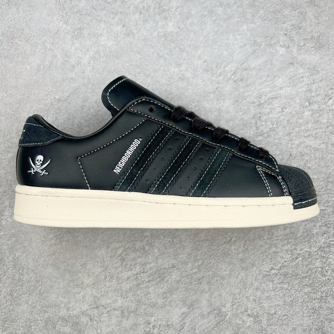 AD Originals Superstar 经典复古贝壳头板鞋 ID8650 诞生于1969年 是第一双将全皮面鞋 身与橡胶鞋头结合在一起的低帮篮球鞋 Superstar最开始 是作为高帮篮球鞋Pro Model的低帮版本而出现的 但因为其独特和醒目的橡胶鞋头造型而让大家熟知 被大家形象地称为\\\”shelltoe\\\”贝壳头 在70年代的美国职业篮球场上 接近3/4的NBA球员都将这双Superstar作为场上用鞋 80年代之后 经过不断的改良和发展 Superstar逐渐成为横跨时装、音乐、街头文化、休闲和运动等各大领域的时尚潮鞋 尺码：36 36.5 37 38 38.5 39 40 40.5 41 42 42.5 43 44 44.5 45-选品中心