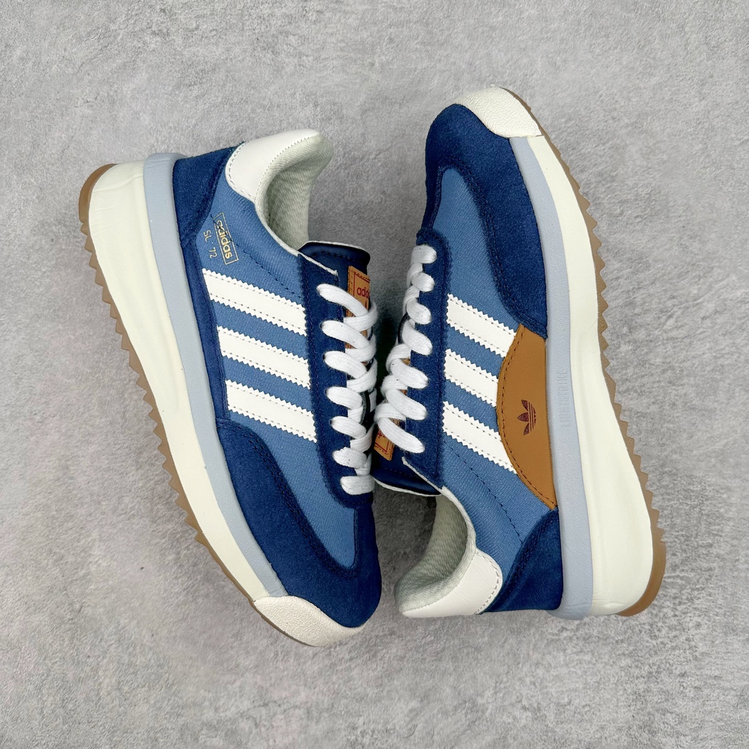 图片[3]-AD SL72 RS系列德训足球风百搭低帮休闲运动板鞋 IH7993 阿迪达斯Originals推出复古「T头鞋」造型的SL72鞋款复刻，有男女两款可选。男生款为SL72RS，鞋型挺立饱满，鞋底增加高度，采用麂皮与布面制作，符合复古氛围；女生款为SL72OGW，致敬经典款式，鞋身纤细，还原70年代设计，以绿色呈现，点缀金色细节。多款配色可选。「T 头鞋」这两年有多火大家见到了吧？明星、穿搭博主几乎人手一双，凭借复古味的外观，以及亲民的价格，同样成为了不少球鞋玩家日常上脚首选。近日 adidas Originals 将有「T 头鞋」造型的诞生于 1972 年的 SL72 鞋款复刻带回，各位买鞋又有新选择了。1972 年 SL72 问世后，引领了后来阿迪达斯的跑鞋发展方向，其中「SL」代表了 Super Light，彰显了产品轻便的特性。1972 年 SL72 问世后，引领了后来阿迪达斯的跑鞋发展方向，其中「SL」代表了 Super Light，彰显了产品轻便的特性。这次 adidas Originals 延续其轻质经典的基因，带来男女两款 SL72。男生款带来 SL72 RS 鞋型，RS 意为 Reshaped（重塑），鞋款在保留了经典的外观基础上，在尼龙材质里增加了填充物，使鞋型更加挺立和饱满，鞋头则更加圆润，鞋底的 EVA 材质则增加了鞋款的高度。女生款则带来 SL72 OG W 鞋型，OG 顾名思义则是致敬经典款式，相较于 RS（Reshaped）鞋款，鞋身更加纤细，其整体鞋身轮廓、线条、细节、材质上尊崇 70 年代 SL72 的设计，还原经典味道。尺码：36 36⅔ 37⅓ 38 38⅔ 39⅓ 40 40⅔ 41⅓ 42 42⅔ 43⅓ 44 44⅔ 45-选品中心