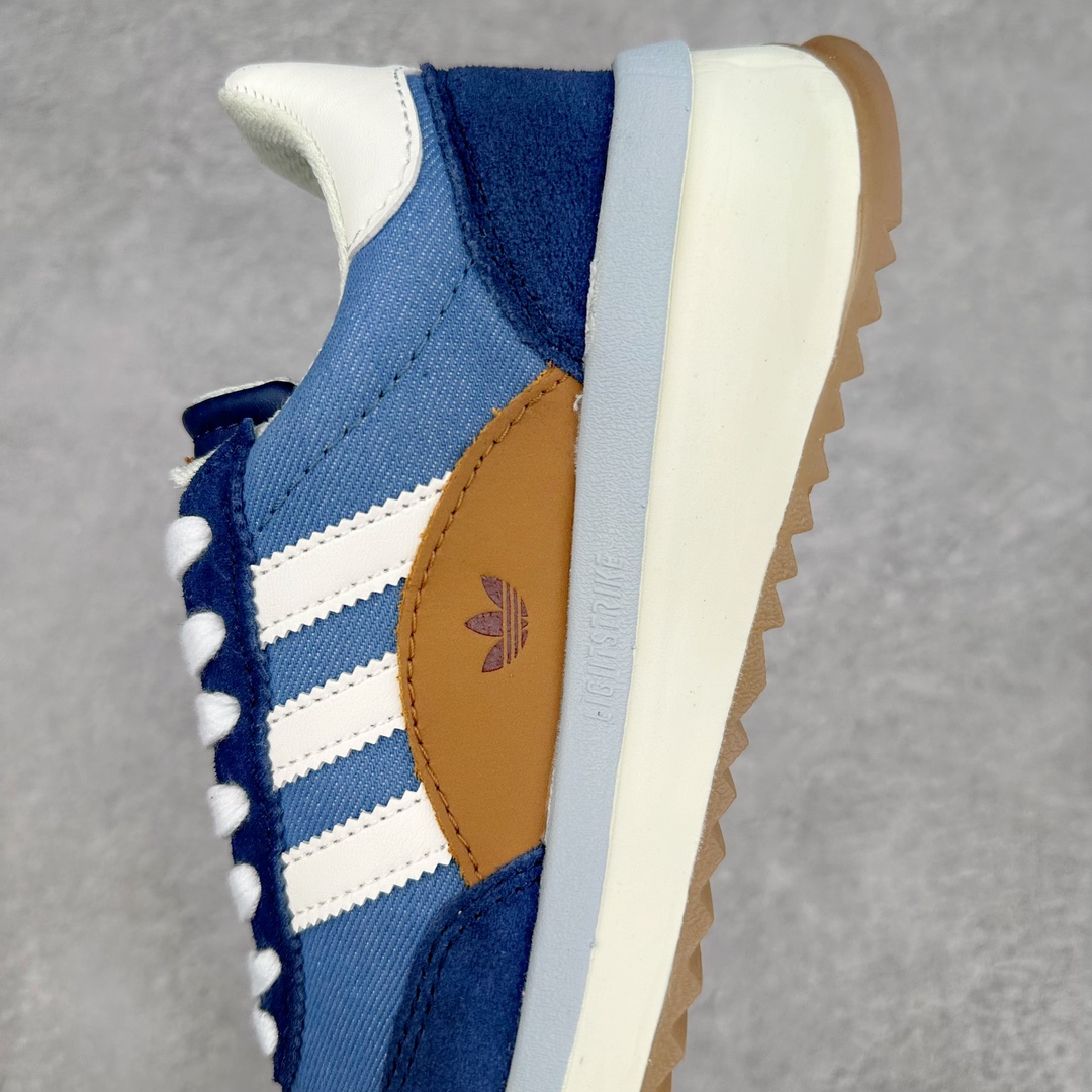 图片[7]-AD SL72 RS系列德训足球风百搭低帮休闲运动板鞋 IH7993 阿迪达斯Originals推出复古「T头鞋」造型的SL72鞋款复刻，有男女两款可选。男生款为SL72RS，鞋型挺立饱满，鞋底增加高度，采用麂皮与布面制作，符合复古氛围；女生款为SL72OGW，致敬经典款式，鞋身纤细，还原70年代设计，以绿色呈现，点缀金色细节。多款配色可选。「T 头鞋」这两年有多火大家见到了吧？明星、穿搭博主几乎人手一双，凭借复古味的外观，以及亲民的价格，同样成为了不少球鞋玩家日常上脚首选。近日 adidas Originals 将有「T 头鞋」造型的诞生于 1972 年的 SL72 鞋款复刻带回，各位买鞋又有新选择了。1972 年 SL72 问世后，引领了后来阿迪达斯的跑鞋发展方向，其中「SL」代表了 Super Light，彰显了产品轻便的特性。1972 年 SL72 问世后，引领了后来阿迪达斯的跑鞋发展方向，其中「SL」代表了 Super Light，彰显了产品轻便的特性。这次 adidas Originals 延续其轻质经典的基因，带来男女两款 SL72。男生款带来 SL72 RS 鞋型，RS 意为 Reshaped（重塑），鞋款在保留了经典的外观基础上，在尼龙材质里增加了填充物，使鞋型更加挺立和饱满，鞋头则更加圆润，鞋底的 EVA 材质则增加了鞋款的高度。女生款则带来 SL72 OG W 鞋型，OG 顾名思义则是致敬经典款式，相较于 RS（Reshaped）鞋款，鞋身更加纤细，其整体鞋身轮廓、线条、细节、材质上尊崇 70 年代 SL72 的设计，还原经典味道。尺码：36 36⅔ 37⅓ 38 38⅔ 39⅓ 40 40⅔ 41⅓ 42 42⅔ 43⅓ 44 44⅔ 45-选品中心