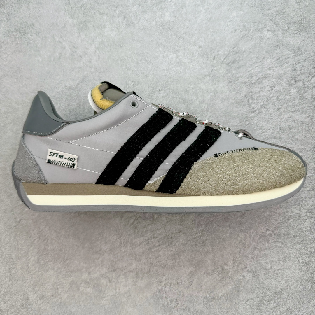 ＃特价福利 Song for the Mute x AD Originals SFTM-003 联名款复古慢跑鞋 Originals与时装品牌Song for the Mute即将迎来第三个合作系列 这个系列主打的也是怀旧的氛围 采用了Country OG这个诞生于上世纪70年代的鞋款 尼龙和绒面革的梦幻拼接 低调而富有质感 呈现SFTM一贯的面料美学 三款不同风格的配色 亮点十足的斑点鞋带 体现怀旧主义和前卫设计无缝交织 鞋款采用了低帮的造型 方便日常穿着 同时对于外底做了处理 皮革材质和尼龙布材质的组合也更具是时代感 尺码：36 36.5 37 38 38.5 39 40 40.5 41 42 42.5 43 44 44.5 45-选品中心