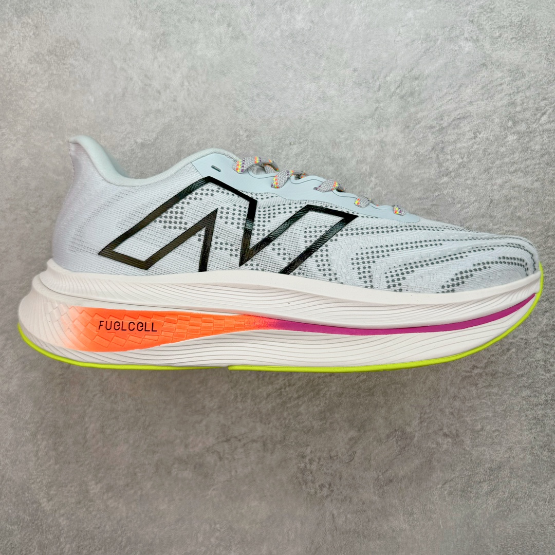 ＃C版 New Balance FuelCell SuperComp Trainer V2 新百伦NB康普训练V2系列超轻量化低帮休闲运动慢跑鞋 MRCXLG3 New Balance 将能量回收技术的比赛感觉带入一双高军训练鞋 新款 FuelCell SuperComp Trainer v2 的设计旨在外观、手感和性能不同 在这一新的能源弧技术中 采用拱形碳纤维板夹在两层 FuelCell 缓冲之间 穿过鞋子中间留有一个空心通道 每次脚步时 板都平成空隙 并在重新塑造时返回能量 创造出高反弹的推进感 尺码：36 37 37.5 38 38.5 39.5 40 40.5 41.5 42 42.5 43 44 45-选品中心