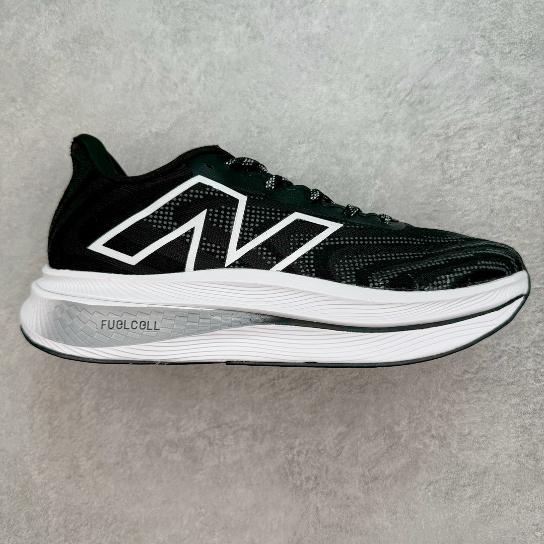 ＃C版 New Balance FuelCell SuperComp Trainer V2 新百伦NB康普训练V2系列超轻量化低帮休闲运动慢跑鞋 MRCXLG3 New Balance 将能量回收技术的比赛感觉带入一双高军训练鞋 新款 FuelCell SuperComp Trainer v2 的设计旨在外观、手感和性能不同 在这一新的能源弧技术中 采用拱形碳纤维板夹在两层 FuelCell 缓冲之间 穿过鞋子中间留有一个空心通道 每次脚步时 板都平成空隙 并在重新塑造时返回能量 创造出高反弹的推进感 尺码：36 37 37.5 38 38.5 39.5 40 40.5 41.5 42 42.5 43 44 45-选品中心