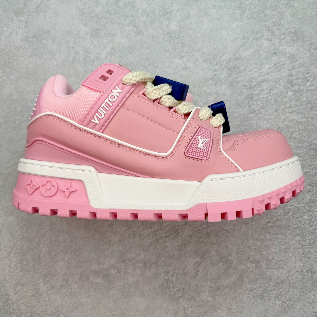 lv Trainer Maxi 小胖丁系列面包鞋 驴牌23S时尚走秀款 原版购入开发历时半年开发打造 原版完美楦型 多次调试 达到还原99% 鞋面独家订制细柔小牛皮 厚实织物鞋带 独家私模超轻TPU大底 原配扣子串珠 正确原装黄色鞋盒 正确中底印花 鞋面印花3D高频深度立体 全鞋电脑针车 紧密相连 针距密度一致 皮面裁剪部位 统一油边封口工艺 备受瞩目火热面包鞋再次拉满流量 各地网红上脚 立体饱满的彩色面包鞋身 超大版型重新诠释了 Virgil Abloh大热lv运动时装鞋 完美增高5CM Size 36 37 38 39 40 41 42 43 44 45-选品中心