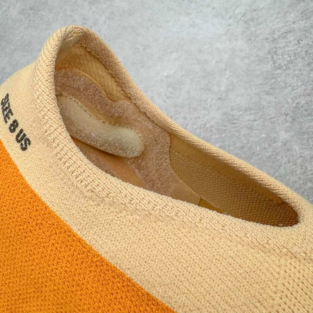 图片[13]-＃纯原 Yeezy Knit Runer\\\”Sulfur\\\”功夫跑步者系列低帮袜套式轻便针织透气休闲运动慢跑鞋 GW5353 由 Kanye West 在去年 8 月首次公布的 YEEZY KNIT RUNNER 于今日以「Sulfur」配色首次亮相。此款鞋型最初被称为 Turreliens 或 TRRL RNR，与广受欢迎的 YEEZY FOAM RUNNER 相似，再次展现了 Kanye 对无鞋带鞋履的愿景，并将整体材质替换为纺织结构，外观如袜子一般。相比较 Kanye 早期分享的原型，该鞋的零售版本将在外侧提供尺码信息。另外，零售版采用人字形橡胶外底，此前在非官方图片中从未出现过。延续了FOAM RUNNER的独特外型，不过材质更改为类似布面的编织面料，因此线条更加圆滑，侧边中底部分疑似有不知名的开口，整体不论是穿着感或是设计发想都令人匪夷所思，是款让鞋迷们既期待又怕受伤害的神秘鞋履。尺码：36 36.5 37 38 38.5 39 40 40.5 41 42 42.5 43 44 44.5 45 46.5 47 48-选品中心