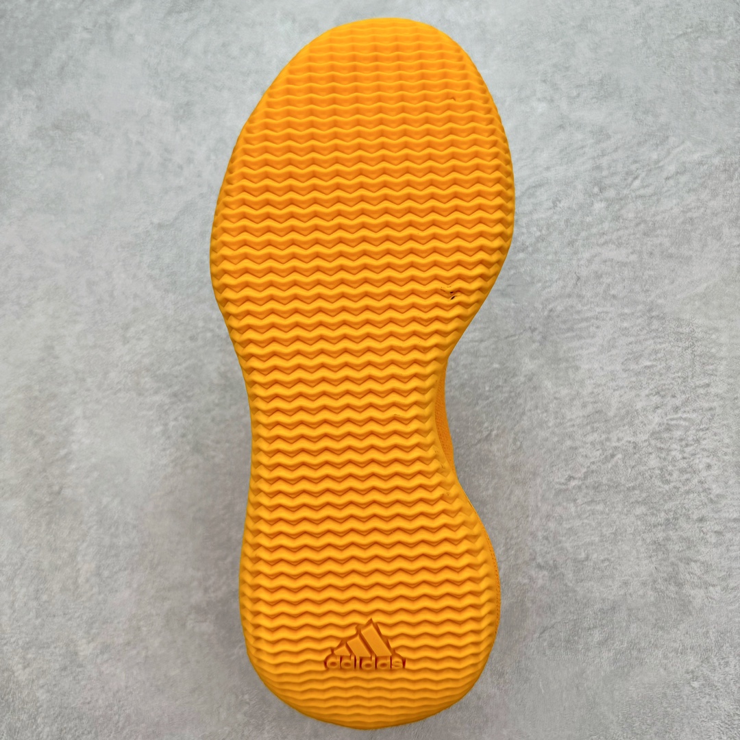 图片[9]-＃纯原 Yeezy Knit Runer\\\”Sulfur\\\”功夫跑步者系列低帮袜套式轻便针织透气休闲运动慢跑鞋 GW5353 由 Kanye West 在去年 8 月首次公布的 YEEZY KNIT RUNNER 于今日以「Sulfur」配色首次亮相。此款鞋型最初被称为 Turreliens 或 TRRL RNR，与广受欢迎的 YEEZY FOAM RUNNER 相似，再次展现了 Kanye 对无鞋带鞋履的愿景，并将整体材质替换为纺织结构，外观如袜子一般。相比较 Kanye 早期分享的原型，该鞋的零售版本将在外侧提供尺码信息。另外，零售版采用人字形橡胶外底，此前在非官方图片中从未出现过。延续了FOAM RUNNER的独特外型，不过材质更改为类似布面的编织面料，因此线条更加圆滑，侧边中底部分疑似有不知名的开口，整体不论是穿着感或是设计发想都令人匪夷所思，是款让鞋迷们既期待又怕受伤害的神秘鞋履。尺码：36 36.5 37 38 38.5 39 40 40.5 41 42 42.5 43 44 44.5 45 46.5 47 48-选品中心