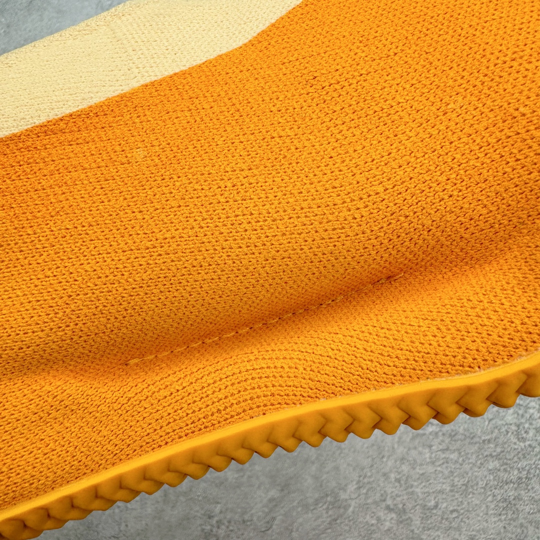 图片[17]-＃纯原 Yeezy Knit Runer\\\”Sulfur\\\”功夫跑步者系列低帮袜套式轻便针织透气休闲运动慢跑鞋 GW5353 由 Kanye West 在去年 8 月首次公布的 YEEZY KNIT RUNNER 于今日以「Sulfur」配色首次亮相。此款鞋型最初被称为 Turreliens 或 TRRL RNR，与广受欢迎的 YEEZY FOAM RUNNER 相似，再次展现了 Kanye 对无鞋带鞋履的愿景，并将整体材质替换为纺织结构，外观如袜子一般。相比较 Kanye 早期分享的原型，该鞋的零售版本将在外侧提供尺码信息。另外，零售版采用人字形橡胶外底，此前在非官方图片中从未出现过。延续了FOAM RUNNER的独特外型，不过材质更改为类似布面的编织面料，因此线条更加圆滑，侧边中底部分疑似有不知名的开口，整体不论是穿着感或是设计发想都令人匪夷所思，是款让鞋迷们既期待又怕受伤害的神秘鞋履。尺码：36 36.5 37 38 38.5 39 40 40.5 41 42 42.5 43 44 44.5 45 46.5 47 48-选品中心