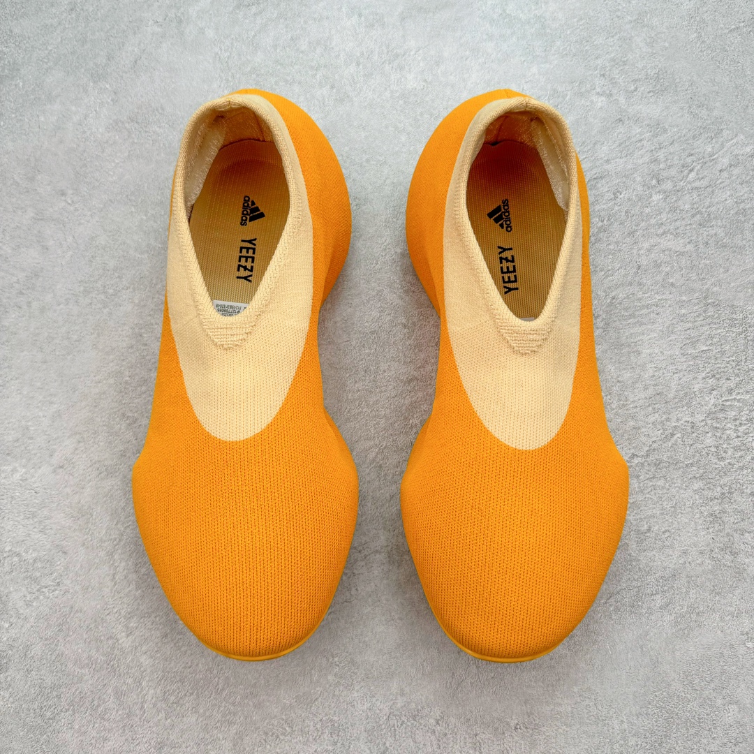图片[2]-＃纯原 Yeezy Knit Runer\\\”Sulfur\\\”功夫跑步者系列低帮袜套式轻便针织透气休闲运动慢跑鞋 GW5353 由 Kanye West 在去年 8 月首次公布的 YEEZY KNIT RUNNER 于今日以「Sulfur」配色首次亮相。此款鞋型最初被称为 Turreliens 或 TRRL RNR，与广受欢迎的 YEEZY FOAM RUNNER 相似，再次展现了 Kanye 对无鞋带鞋履的愿景，并将整体材质替换为纺织结构，外观如袜子一般。相比较 Kanye 早期分享的原型，该鞋的零售版本将在外侧提供尺码信息。另外，零售版采用人字形橡胶外底，此前在非官方图片中从未出现过。延续了FOAM RUNNER的独特外型，不过材质更改为类似布面的编织面料，因此线条更加圆滑，侧边中底部分疑似有不知名的开口，整体不论是穿着感或是设计发想都令人匪夷所思，是款让鞋迷们既期待又怕受伤害的神秘鞋履。尺码：36 36.5 37 38 38.5 39 40 40.5 41 42 42.5 43 44 44.5 45 46.5 47 48-选品中心