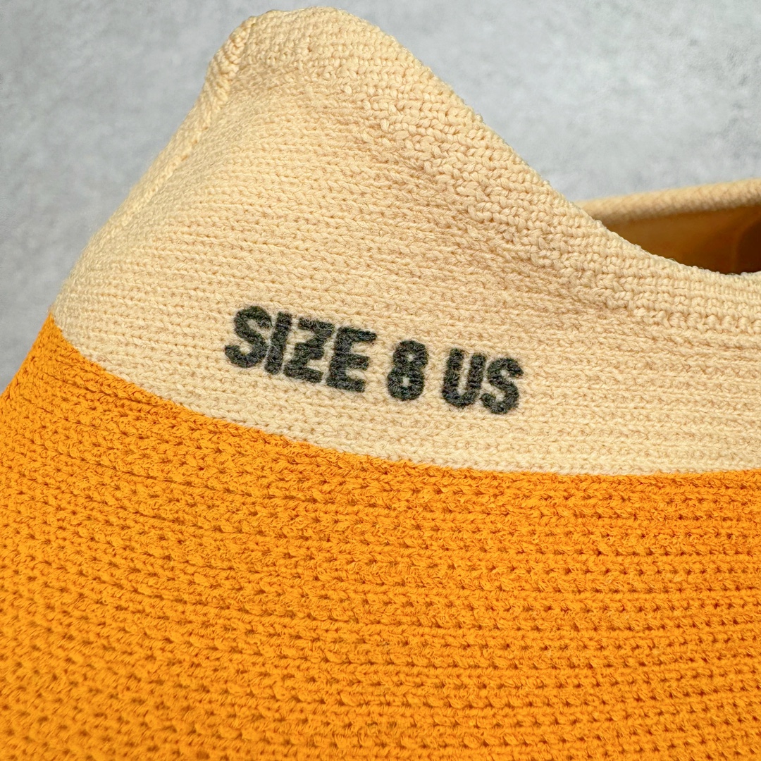 图片[16]-＃纯原 Yeezy Knit Runer\\\”Sulfur\\\”功夫跑步者系列低帮袜套式轻便针织透气休闲运动慢跑鞋 GW5353 由 Kanye West 在去年 8 月首次公布的 YEEZY KNIT RUNNER 于今日以「Sulfur」配色首次亮相。此款鞋型最初被称为 Turreliens 或 TRRL RNR，与广受欢迎的 YEEZY FOAM RUNNER 相似，再次展现了 Kanye 对无鞋带鞋履的愿景，并将整体材质替换为纺织结构，外观如袜子一般。相比较 Kanye 早期分享的原型，该鞋的零售版本将在外侧提供尺码信息。另外，零售版采用人字形橡胶外底，此前在非官方图片中从未出现过。延续了FOAM RUNNER的独特外型，不过材质更改为类似布面的编织面料，因此线条更加圆滑，侧边中底部分疑似有不知名的开口，整体不论是穿着感或是设计发想都令人匪夷所思，是款让鞋迷们既期待又怕受伤害的神秘鞋履。尺码：36 36.5 37 38 38.5 39 40 40.5 41 42 42.5 43 44 44.5 45 46.5 47 48-选品中心