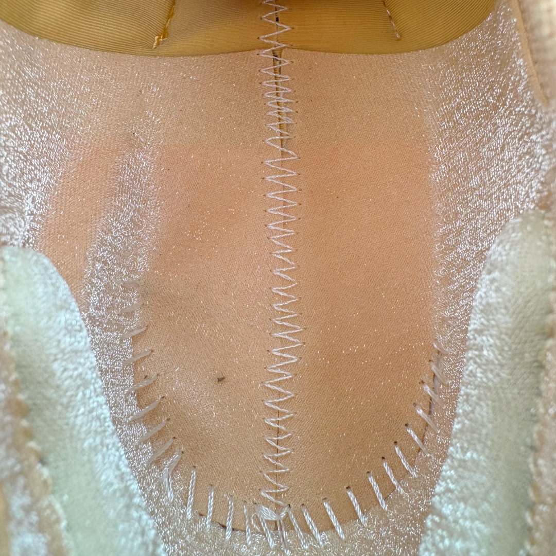 图片[11]-＃纯原 Yeezy Knit Runer\\\”Sulfur\\\”功夫跑步者系列低帮袜套式轻便针织透气休闲运动慢跑鞋 GW5353 由 Kanye West 在去年 8 月首次公布的 YEEZY KNIT RUNNER 于今日以「Sulfur」配色首次亮相。此款鞋型最初被称为 Turreliens 或 TRRL RNR，与广受欢迎的 YEEZY FOAM RUNNER 相似，再次展现了 Kanye 对无鞋带鞋履的愿景，并将整体材质替换为纺织结构，外观如袜子一般。相比较 Kanye 早期分享的原型，该鞋的零售版本将在外侧提供尺码信息。另外，零售版采用人字形橡胶外底，此前在非官方图片中从未出现过。延续了FOAM RUNNER的独特外型，不过材质更改为类似布面的编织面料，因此线条更加圆滑，侧边中底部分疑似有不知名的开口，整体不论是穿着感或是设计发想都令人匪夷所思，是款让鞋迷们既期待又怕受伤害的神秘鞋履。尺码：36 36.5 37 38 38.5 39 40 40.5 41 42 42.5 43 44 44.5 45 46.5 47 48-选品中心