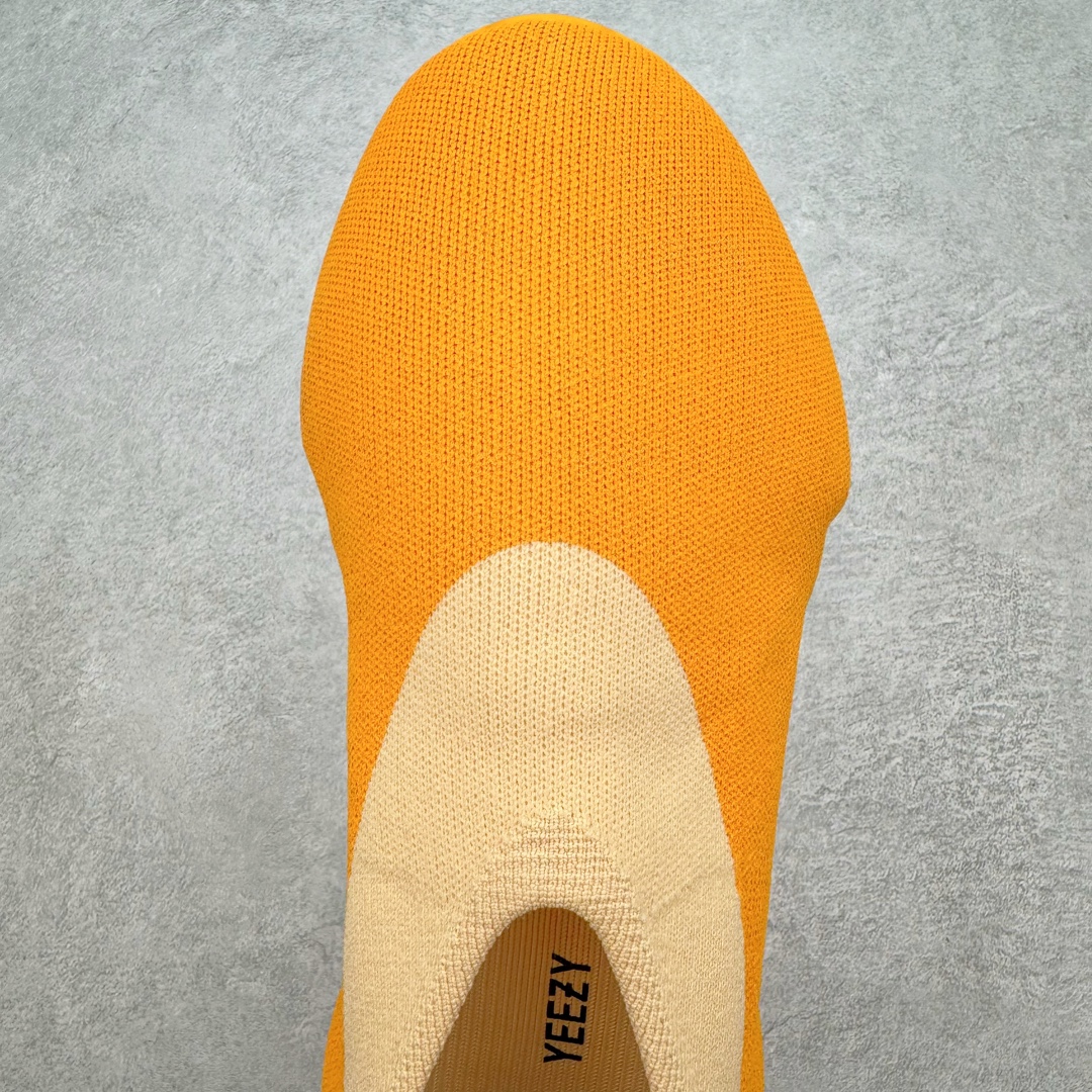 图片[4]-＃纯原 Yeezy Knit Runer\\\”Sulfur\\\”功夫跑步者系列低帮袜套式轻便针织透气休闲运动慢跑鞋 GW5353 由 Kanye West 在去年 8 月首次公布的 YEEZY KNIT RUNNER 于今日以「Sulfur」配色首次亮相。此款鞋型最初被称为 Turreliens 或 TRRL RNR，与广受欢迎的 YEEZY FOAM RUNNER 相似，再次展现了 Kanye 对无鞋带鞋履的愿景，并将整体材质替换为纺织结构，外观如袜子一般。相比较 Kanye 早期分享的原型，该鞋的零售版本将在外侧提供尺码信息。另外，零售版采用人字形橡胶外底，此前在非官方图片中从未出现过。延续了FOAM RUNNER的独特外型，不过材质更改为类似布面的编织面料，因此线条更加圆滑，侧边中底部分疑似有不知名的开口，整体不论是穿着感或是设计发想都令人匪夷所思，是款让鞋迷们既期待又怕受伤害的神秘鞋履。尺码：36 36.5 37 38 38.5 39 40 40.5 41 42 42.5 43 44 44.5 45 46.5 47 48-选品中心