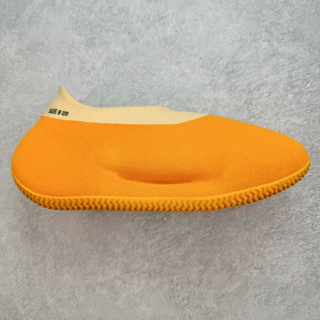 ＃纯原 Yeezy Knit Runer\\\”Sulfur\\\”功夫跑步者系列低帮袜套式轻便针织透气休闲运动慢跑鞋 GW5353 由 Kanye West 在去年 8 月首次公布的 YEEZY KNIT RUNNER 于今日以「Sulfur」配色首次亮相。此款鞋型最初被称为 Turreliens 或 TRRL RNR，与广受欢迎的 YEEZY FOAM RUNNER 相似，再次展现了 Kanye 对无鞋带鞋履的愿景，并将整体材质替换为纺织结构，外观如袜子一般。相比较 Kanye 早期分享的原型，该鞋的零售版本将在外侧提供尺码信息。另外，零售版采用人字形橡胶外底，此前在非官方图片中从未出现过。延续了FOAM RUNNER的独特外型，不过材质更改为类似布面的编织面料，因此线条更加圆滑，侧边中底部分疑似有不知名的开口，整体不论是穿着感或是设计发想都令人匪夷所思，是款让鞋迷们既期待又怕受伤害的神秘鞋履。尺码：36 36.5 37 38 38.5 39 40 40.5 41 42 42.5 43 44 44.5 45 46.5 47 48-选品中心