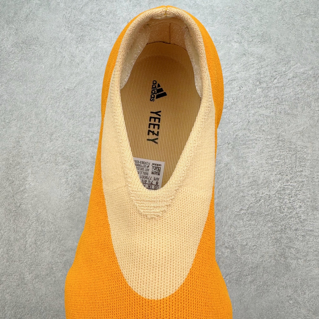 图片[5]-＃纯原 Yeezy Knit Runer\\\”Sulfur\\\”功夫跑步者系列低帮袜套式轻便针织透气休闲运动慢跑鞋 GW5353 由 Kanye West 在去年 8 月首次公布的 YEEZY KNIT RUNNER 于今日以「Sulfur」配色首次亮相。此款鞋型最初被称为 Turreliens 或 TRRL RNR，与广受欢迎的 YEEZY FOAM RUNNER 相似，再次展现了 Kanye 对无鞋带鞋履的愿景，并将整体材质替换为纺织结构，外观如袜子一般。相比较 Kanye 早期分享的原型，该鞋的零售版本将在外侧提供尺码信息。另外，零售版采用人字形橡胶外底，此前在非官方图片中从未出现过。延续了FOAM RUNNER的独特外型，不过材质更改为类似布面的编织面料，因此线条更加圆滑，侧边中底部分疑似有不知名的开口，整体不论是穿着感或是设计发想都令人匪夷所思，是款让鞋迷们既期待又怕受伤害的神秘鞋履。尺码：36 36.5 37 38 38.5 39 40 40.5 41 42 42.5 43 44 44.5 45 46.5 47 48-选品中心