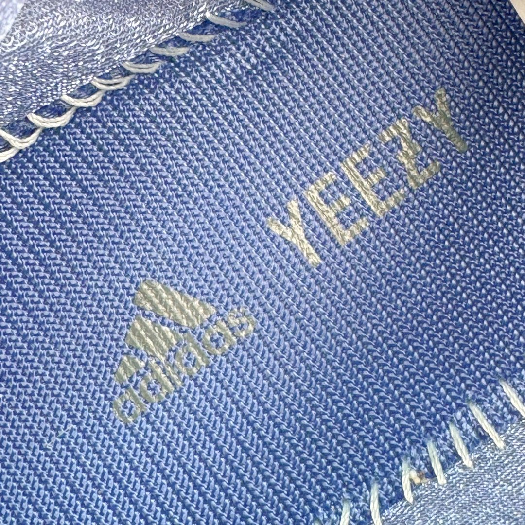 图片[10]-＃纯原 Yeezy Knit Runer\\\”Sulfur\\\”功夫跑步者系列低帮袜套式轻便针织透气休闲运动慢跑鞋 FZ5907 由 Kanye West 在去年 8 月首次公布的 YEEZY KNIT RUNNER 于今日以「Sulfur」配色首次亮相。此款鞋型最初被称为 Turreliens 或 TRRL RNR，与广受欢迎的 YEEZY FOAM RUNNER 相似，再次展现了 Kanye 对无鞋带鞋履的愿景，并将整体材质替换为纺织结构，外观如袜子一般。相比较 Kanye 早期分享的原型，该鞋的零售版本将在外侧提供尺码信息。另外，零售版采用人字形橡胶外底，此前在非官方图片中从未出现过。延续了FOAM RUNNER的独特外型，不过材质更改为类似布面的编织面料，因此线条更加圆滑，侧边中底部分疑似有不知名的开口，整体不论是穿着感或是设计发想都令人匪夷所思，是款让鞋迷们既期待又怕受伤害的神秘鞋履。尺码：36 36.5 37 38 38.5 39 40 40.5 41 42 42.5 43 44 44.5 45 46.5 47 48-选品中心