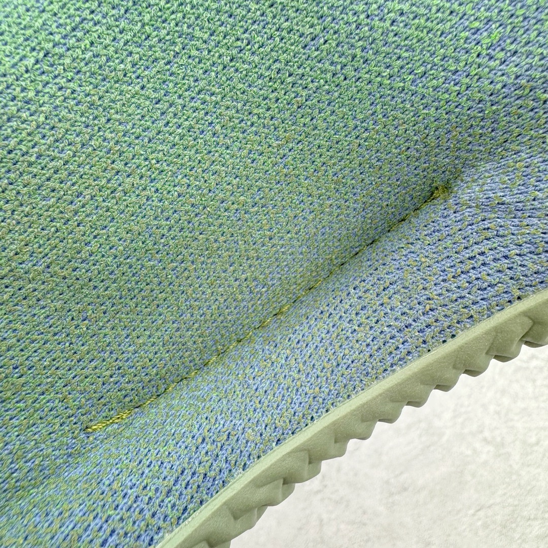 图片[13]-＃纯原 Yeezy Knit Runer\\\”Sulfur\\\”功夫跑步者系列低帮袜套式轻便针织透气休闲运动慢跑鞋 FZ5907 由 Kanye West 在去年 8 月首次公布的 YEEZY KNIT RUNNER 于今日以「Sulfur」配色首次亮相。此款鞋型最初被称为 Turreliens 或 TRRL RNR，与广受欢迎的 YEEZY FOAM RUNNER 相似，再次展现了 Kanye 对无鞋带鞋履的愿景，并将整体材质替换为纺织结构，外观如袜子一般。相比较 Kanye 早期分享的原型，该鞋的零售版本将在外侧提供尺码信息。另外，零售版采用人字形橡胶外底，此前在非官方图片中从未出现过。延续了FOAM RUNNER的独特外型，不过材质更改为类似布面的编织面料，因此线条更加圆滑，侧边中底部分疑似有不知名的开口，整体不论是穿着感或是设计发想都令人匪夷所思，是款让鞋迷们既期待又怕受伤害的神秘鞋履。尺码：36 36.5 37 38 38.5 39 40 40.5 41 42 42.5 43 44 44.5 45 46.5 47 48-选品中心