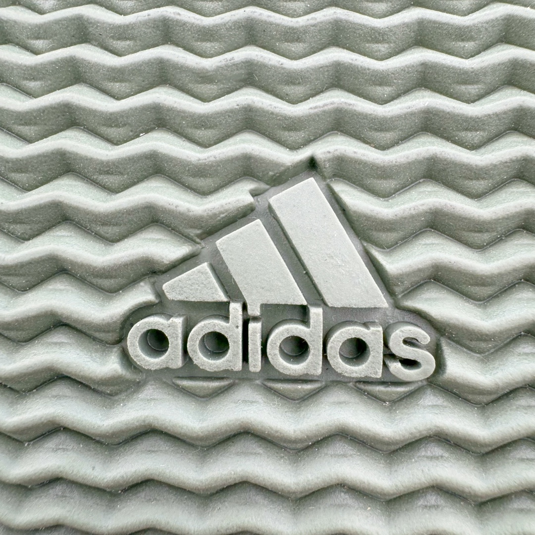 图片[19]-＃纯原 Yeezy Knit Runer\\\”Sulfur\\\”功夫跑步者系列低帮袜套式轻便针织透气休闲运动慢跑鞋 FZ5907 由 Kanye West 在去年 8 月首次公布的 YEEZY KNIT RUNNER 于今日以「Sulfur」配色首次亮相。此款鞋型最初被称为 Turreliens 或 TRRL RNR，与广受欢迎的 YEEZY FOAM RUNNER 相似，再次展现了 Kanye 对无鞋带鞋履的愿景，并将整体材质替换为纺织结构，外观如袜子一般。相比较 Kanye 早期分享的原型，该鞋的零售版本将在外侧提供尺码信息。另外，零售版采用人字形橡胶外底，此前在非官方图片中从未出现过。延续了FOAM RUNNER的独特外型，不过材质更改为类似布面的编织面料，因此线条更加圆滑，侧边中底部分疑似有不知名的开口，整体不论是穿着感或是设计发想都令人匪夷所思，是款让鞋迷们既期待又怕受伤害的神秘鞋履。尺码：36 36.5 37 38 38.5 39 40 40.5 41 42 42.5 43 44 44.5 45 46.5 47 48-选品中心