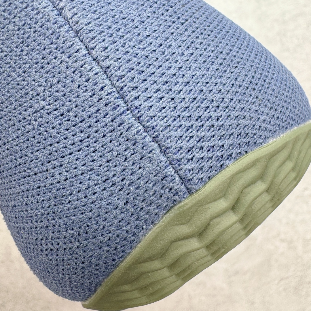 图片[12]-＃纯原 Yeezy Knit Runer\\\”Sulfur\\\”功夫跑步者系列低帮袜套式轻便针织透气休闲运动慢跑鞋 FZ5907 由 Kanye West 在去年 8 月首次公布的 YEEZY KNIT RUNNER 于今日以「Sulfur」配色首次亮相。此款鞋型最初被称为 Turreliens 或 TRRL RNR，与广受欢迎的 YEEZY FOAM RUNNER 相似，再次展现了 Kanye 对无鞋带鞋履的愿景，并将整体材质替换为纺织结构，外观如袜子一般。相比较 Kanye 早期分享的原型，该鞋的零售版本将在外侧提供尺码信息。另外，零售版采用人字形橡胶外底，此前在非官方图片中从未出现过。延续了FOAM RUNNER的独特外型，不过材质更改为类似布面的编织面料，因此线条更加圆滑，侧边中底部分疑似有不知名的开口，整体不论是穿着感或是设计发想都令人匪夷所思，是款让鞋迷们既期待又怕受伤害的神秘鞋履。尺码：36 36.5 37 38 38.5 39 40 40.5 41 42 42.5 43 44 44.5 45 46.5 47 48-选品中心