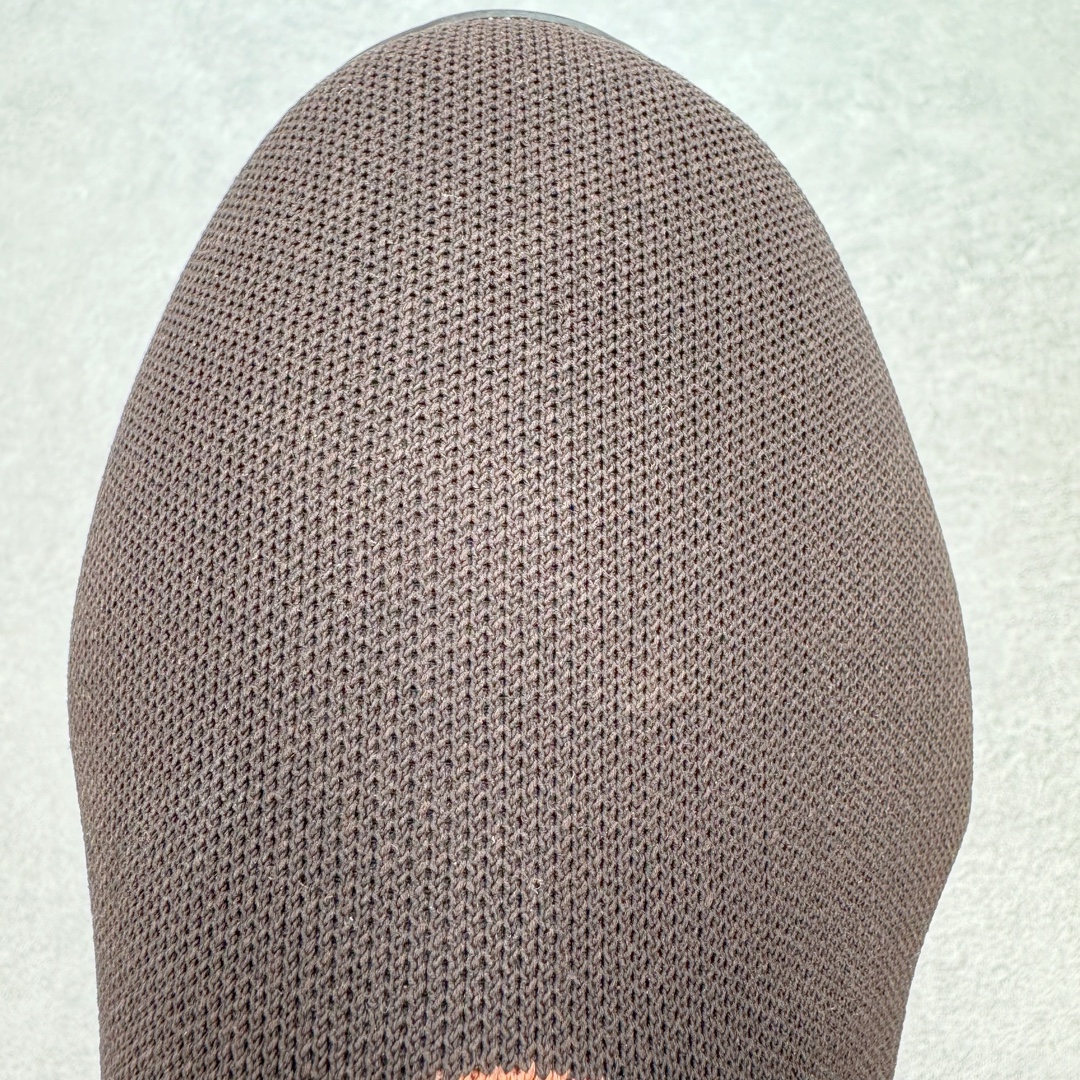 图片[12]-＃纯原 Yeezy Knit Runer\\\”Sulfur\\\”功夫跑步者系列低帮袜套式轻便针织透气休闲运动慢跑鞋 GY1759 由 Kanye West 在去年 8 月首次公布的 YEEZY KNIT RUNNER 于今日以「Sulfur」配色首次亮相。此款鞋型最初被称为 Turreliens 或 TRRL RNR，与广受欢迎的 YEEZY FOAM RUNNER 相似，再次展现了 Kanye 对无鞋带鞋履的愿景，并将整体材质替换为纺织结构，外观如袜子一般。相比较 Kanye 早期分享的原型，该鞋的零售版本将在外侧提供尺码信息。另外，零售版采用人字形橡胶外底，此前在非官方图片中从未出现过。延续了FOAM RUNNER的独特外型，不过材质更改为类似布面的编织面料，因此线条更加圆滑，侧边中底部分疑似有不知名的开口，整体不论是穿着感或是设计发想都令人匪夷所思，是款让鞋迷们既期待又怕受伤害的神秘鞋履。尺码：36 36.5 37 38 38.5 39 40 40.5 41 42 42.5 43 44 44.5 45 46.5 47 48-选品中心