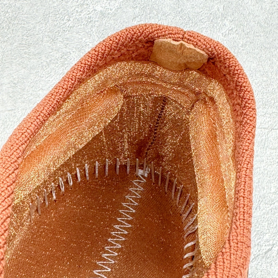 图片[11]-＃纯原 Yeezy Knit Runer\\\”Sulfur\\\”功夫跑步者系列低帮袜套式轻便针织透气休闲运动慢跑鞋 GY1759 由 Kanye West 在去年 8 月首次公布的 YEEZY KNIT RUNNER 于今日以「Sulfur」配色首次亮相。此款鞋型最初被称为 Turreliens 或 TRRL RNR，与广受欢迎的 YEEZY FOAM RUNNER 相似，再次展现了 Kanye 对无鞋带鞋履的愿景，并将整体材质替换为纺织结构，外观如袜子一般。相比较 Kanye 早期分享的原型，该鞋的零售版本将在外侧提供尺码信息。另外，零售版采用人字形橡胶外底，此前在非官方图片中从未出现过。延续了FOAM RUNNER的独特外型，不过材质更改为类似布面的编织面料，因此线条更加圆滑，侧边中底部分疑似有不知名的开口，整体不论是穿着感或是设计发想都令人匪夷所思，是款让鞋迷们既期待又怕受伤害的神秘鞋履。尺码：36 36.5 37 38 38.5 39 40 40.5 41 42 42.5 43 44 44.5 45 46.5 47 48-选品中心