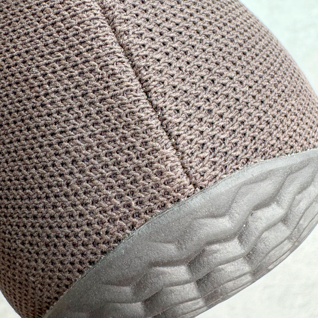 图片[10]-＃纯原 Yeezy Knit Runer\\\”Sulfur\\\”功夫跑步者系列低帮袜套式轻便针织透气休闲运动慢跑鞋 GY1759 由 Kanye West 在去年 8 月首次公布的 YEEZY KNIT RUNNER 于今日以「Sulfur」配色首次亮相。此款鞋型最初被称为 Turreliens 或 TRRL RNR，与广受欢迎的 YEEZY FOAM RUNNER 相似，再次展现了 Kanye 对无鞋带鞋履的愿景，并将整体材质替换为纺织结构，外观如袜子一般。相比较 Kanye 早期分享的原型，该鞋的零售版本将在外侧提供尺码信息。另外，零售版采用人字形橡胶外底，此前在非官方图片中从未出现过。延续了FOAM RUNNER的独特外型，不过材质更改为类似布面的编织面料，因此线条更加圆滑，侧边中底部分疑似有不知名的开口，整体不论是穿着感或是设计发想都令人匪夷所思，是款让鞋迷们既期待又怕受伤害的神秘鞋履。尺码：36 36.5 37 38 38.5 39 40 40.5 41 42 42.5 43 44 44.5 45 46.5 47 48-选品中心