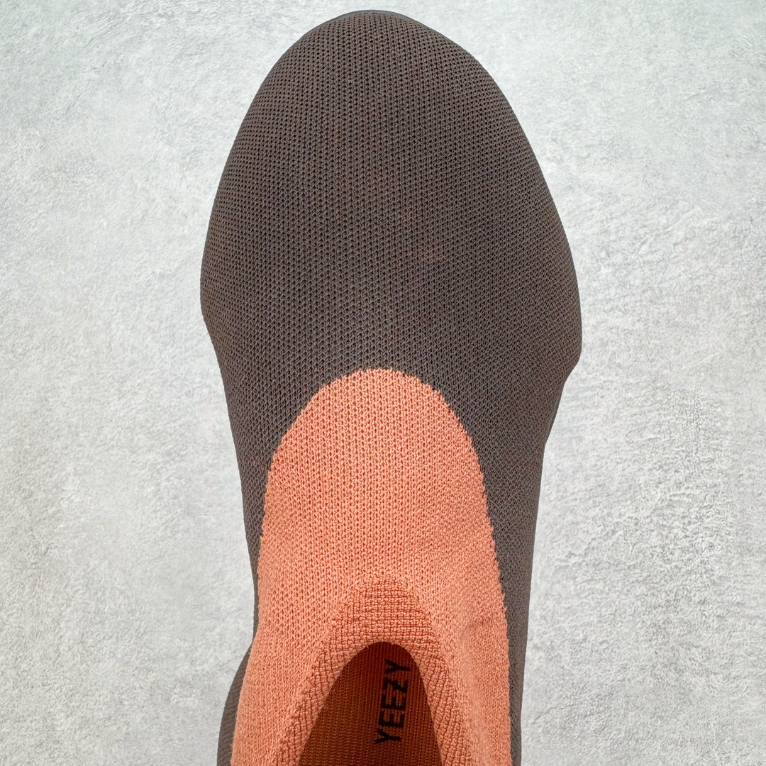 图片[4]-＃纯原 Yeezy Knit Runer\\\”Sulfur\\\”功夫跑步者系列低帮袜套式轻便针织透气休闲运动慢跑鞋 GY1759 由 Kanye West 在去年 8 月首次公布的 YEEZY KNIT RUNNER 于今日以「Sulfur」配色首次亮相。此款鞋型最初被称为 Turreliens 或 TRRL RNR，与广受欢迎的 YEEZY FOAM RUNNER 相似，再次展现了 Kanye 对无鞋带鞋履的愿景，并将整体材质替换为纺织结构，外观如袜子一般。相比较 Kanye 早期分享的原型，该鞋的零售版本将在外侧提供尺码信息。另外，零售版采用人字形橡胶外底，此前在非官方图片中从未出现过。延续了FOAM RUNNER的独特外型，不过材质更改为类似布面的编织面料，因此线条更加圆滑，侧边中底部分疑似有不知名的开口，整体不论是穿着感或是设计发想都令人匪夷所思，是款让鞋迷们既期待又怕受伤害的神秘鞋履。尺码：36 36.5 37 38 38.5 39 40 40.5 41 42 42.5 43 44 44.5 45 46.5 47 48-选品中心