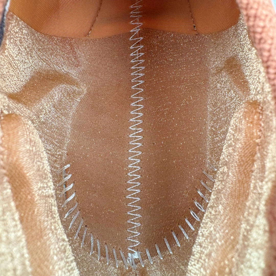 图片[18]-＃纯原 Yeezy Knit Runer\\\”Sulfur\\\”功夫跑步者系列低帮袜套式轻便针织透气休闲运动慢跑鞋 GY1759 由 Kanye West 在去年 8 月首次公布的 YEEZY KNIT RUNNER 于今日以「Sulfur」配色首次亮相。此款鞋型最初被称为 Turreliens 或 TRRL RNR，与广受欢迎的 YEEZY FOAM RUNNER 相似，再次展现了 Kanye 对无鞋带鞋履的愿景，并将整体材质替换为纺织结构，外观如袜子一般。相比较 Kanye 早期分享的原型，该鞋的零售版本将在外侧提供尺码信息。另外，零售版采用人字形橡胶外底，此前在非官方图片中从未出现过。延续了FOAM RUNNER的独特外型，不过材质更改为类似布面的编织面料，因此线条更加圆滑，侧边中底部分疑似有不知名的开口，整体不论是穿着感或是设计发想都令人匪夷所思，是款让鞋迷们既期待又怕受伤害的神秘鞋履。尺码：36 36.5 37 38 38.5 39 40 40.5 41 42 42.5 43 44 44.5 45 46.5 47 48-选品中心