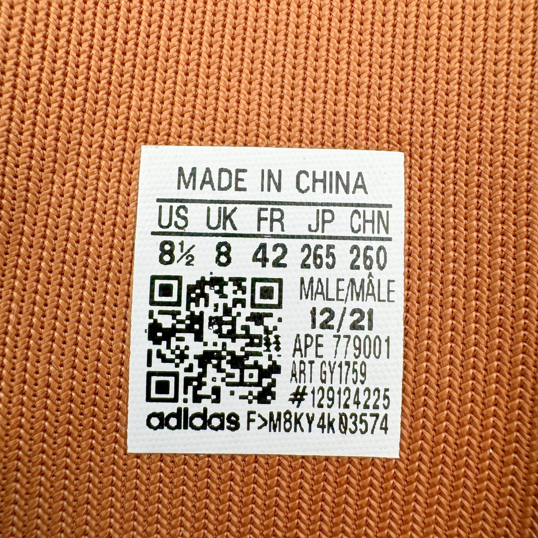 图片[17]-＃纯原 Yeezy Knit Runer\\\”Sulfur\\\”功夫跑步者系列低帮袜套式轻便针织透气休闲运动慢跑鞋 GY1759 由 Kanye West 在去年 8 月首次公布的 YEEZY KNIT RUNNER 于今日以「Sulfur」配色首次亮相。此款鞋型最初被称为 Turreliens 或 TRRL RNR，与广受欢迎的 YEEZY FOAM RUNNER 相似，再次展现了 Kanye 对无鞋带鞋履的愿景，并将整体材质替换为纺织结构，外观如袜子一般。相比较 Kanye 早期分享的原型，该鞋的零售版本将在外侧提供尺码信息。另外，零售版采用人字形橡胶外底，此前在非官方图片中从未出现过。延续了FOAM RUNNER的独特外型，不过材质更改为类似布面的编织面料，因此线条更加圆滑，侧边中底部分疑似有不知名的开口，整体不论是穿着感或是设计发想都令人匪夷所思，是款让鞋迷们既期待又怕受伤害的神秘鞋履。尺码：36 36.5 37 38 38.5 39 40 40.5 41 42 42.5 43 44 44.5 45 46.5 47 48-选品中心