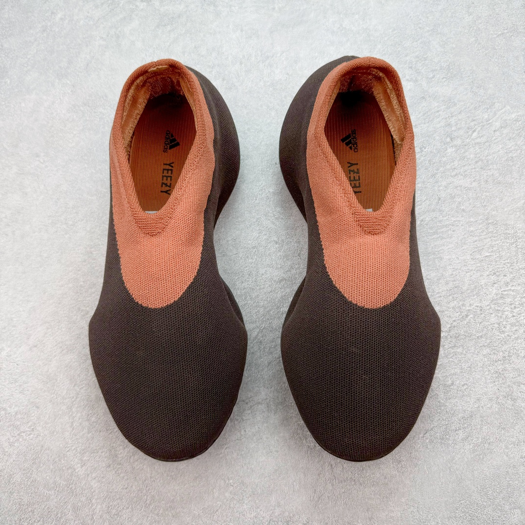 图片[2]-＃纯原 Yeezy Knit Runer\\\”Sulfur\\\”功夫跑步者系列低帮袜套式轻便针织透气休闲运动慢跑鞋 GY1759 由 Kanye West 在去年 8 月首次公布的 YEEZY KNIT RUNNER 于今日以「Sulfur」配色首次亮相。此款鞋型最初被称为 Turreliens 或 TRRL RNR，与广受欢迎的 YEEZY FOAM RUNNER 相似，再次展现了 Kanye 对无鞋带鞋履的愿景，并将整体材质替换为纺织结构，外观如袜子一般。相比较 Kanye 早期分享的原型，该鞋的零售版本将在外侧提供尺码信息。另外，零售版采用人字形橡胶外底，此前在非官方图片中从未出现过。延续了FOAM RUNNER的独特外型，不过材质更改为类似布面的编织面料，因此线条更加圆滑，侧边中底部分疑似有不知名的开口，整体不论是穿着感或是设计发想都令人匪夷所思，是款让鞋迷们既期待又怕受伤害的神秘鞋履。尺码：36 36.5 37 38 38.5 39 40 40.5 41 42 42.5 43 44 44.5 45 46.5 47 48-选品中心