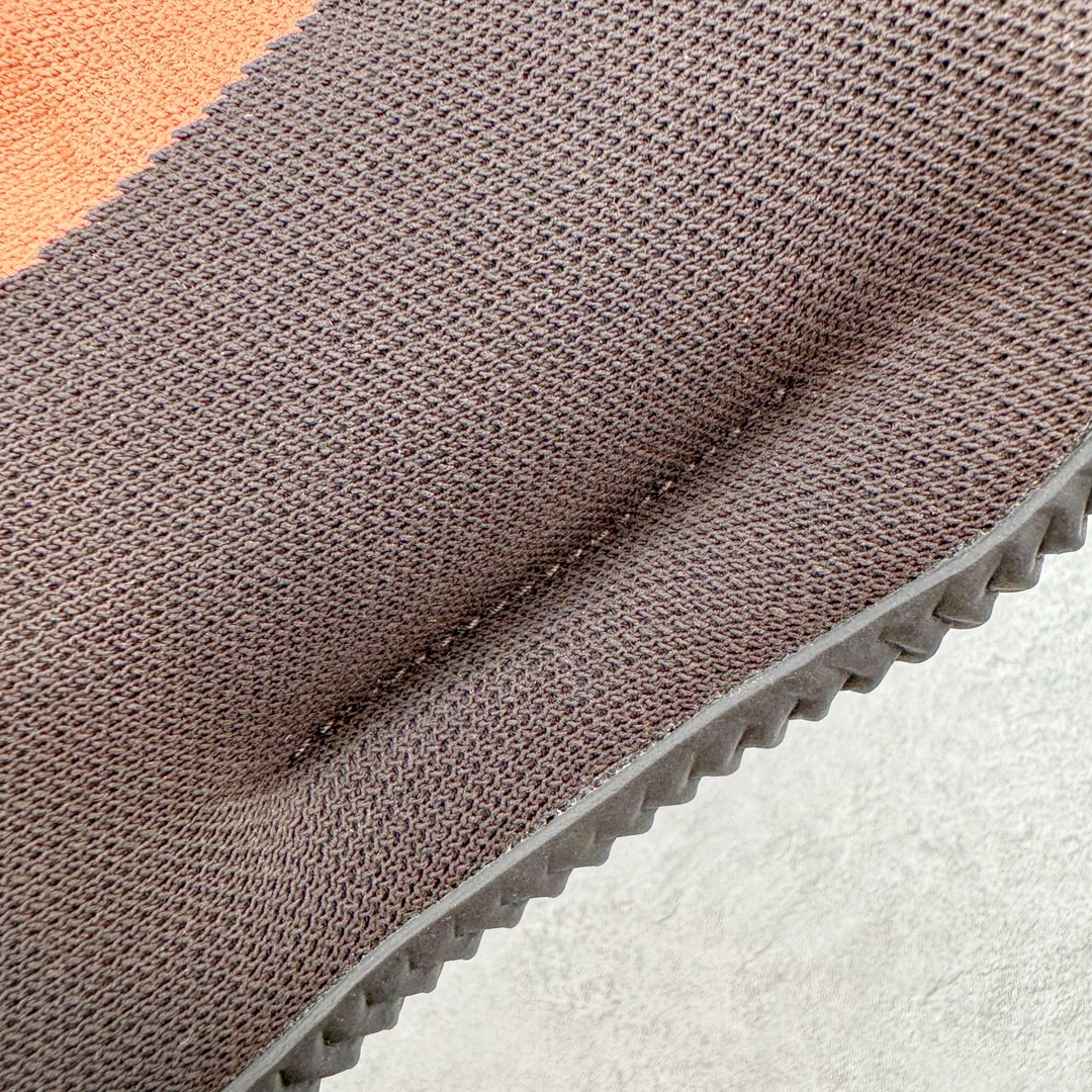 图片[14]-＃纯原 Yeezy Knit Runer\\\”Sulfur\\\”功夫跑步者系列低帮袜套式轻便针织透气休闲运动慢跑鞋 GY1759 由 Kanye West 在去年 8 月首次公布的 YEEZY KNIT RUNNER 于今日以「Sulfur」配色首次亮相。此款鞋型最初被称为 Turreliens 或 TRRL RNR，与广受欢迎的 YEEZY FOAM RUNNER 相似，再次展现了 Kanye 对无鞋带鞋履的愿景，并将整体材质替换为纺织结构，外观如袜子一般。相比较 Kanye 早期分享的原型，该鞋的零售版本将在外侧提供尺码信息。另外，零售版采用人字形橡胶外底，此前在非官方图片中从未出现过。延续了FOAM RUNNER的独特外型，不过材质更改为类似布面的编织面料，因此线条更加圆滑，侧边中底部分疑似有不知名的开口，整体不论是穿着感或是设计发想都令人匪夷所思，是款让鞋迷们既期待又怕受伤害的神秘鞋履。尺码：36 36.5 37 38 38.5 39 40 40.5 41 42 42.5 43 44 44.5 45 46.5 47 48-选品中心