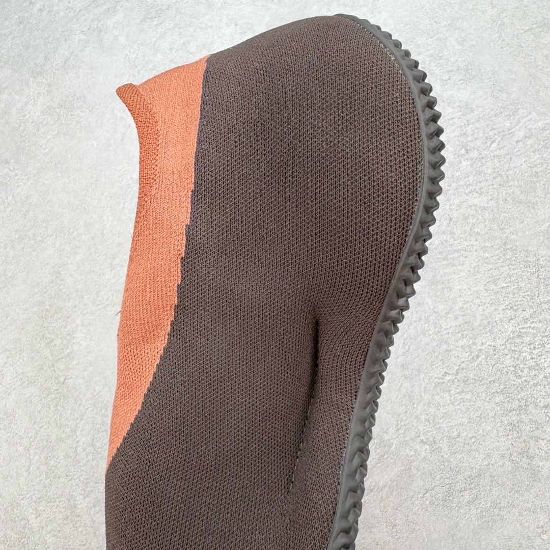 图片[7]-＃纯原 Yeezy Knit Runer\\\”Sulfur\\\”功夫跑步者系列低帮袜套式轻便针织透气休闲运动慢跑鞋 GY1759 由 Kanye West 在去年 8 月首次公布的 YEEZY KNIT RUNNER 于今日以「Sulfur」配色首次亮相。此款鞋型最初被称为 Turreliens 或 TRRL RNR，与广受欢迎的 YEEZY FOAM RUNNER 相似，再次展现了 Kanye 对无鞋带鞋履的愿景，并将整体材质替换为纺织结构，外观如袜子一般。相比较 Kanye 早期分享的原型，该鞋的零售版本将在外侧提供尺码信息。另外，零售版采用人字形橡胶外底，此前在非官方图片中从未出现过。延续了FOAM RUNNER的独特外型，不过材质更改为类似布面的编织面料，因此线条更加圆滑，侧边中底部分疑似有不知名的开口，整体不论是穿着感或是设计发想都令人匪夷所思，是款让鞋迷们既期待又怕受伤害的神秘鞋履。尺码：36 36.5 37 38 38.5 39 40 40.5 41 42 42.5 43 44 44.5 45 46.5 47 48-选品中心