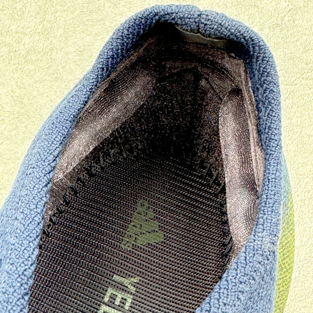 图片[10]-＃纯原 Yeezy Knit Runer\\\”Sulfur\\\”功夫跑步者系列低帮袜套式轻便针织透气休闲运动慢跑鞋 HP3370 由 Kanye West 在去年 8 月首次公布的 YEEZY KNIT RUNNER 于今日以「Sulfur」配色首次亮相。此款鞋型最初被称为 Turreliens 或 TRRL RNR，与广受欢迎的 YEEZY FOAM RUNNER 相似，再次展现了 Kanye 对无鞋带鞋履的愿景，并将整体材质替换为纺织结构，外观如袜子一般。相比较 Kanye 早期分享的原型，该鞋的零售版本将在外侧提供尺码信息。另外，零售版采用人字形橡胶外底，此前在非官方图片中从未出现过。延续了FOAM RUNNER的独特外型，不过材质更改为类似布面的编织面料，因此线条更加圆滑，侧边中底部分疑似有不知名的开口，整体不论是穿着感或是设计发想都令人匪夷所思，是款让鞋迷们既期待又怕受伤害的神秘鞋履。尺码：36 36.5 37 38 38.5 39 40 40.5 41 42 42.5 43 44 44.5 45 46.5 47 48-选品中心