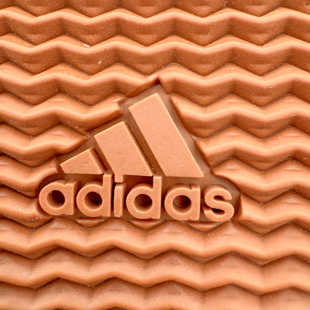 图片[17]-＃纯原 Yeezy Knit Runer\\\”Sulfur\\\”功夫跑步者系列低帮袜套式轻便针织透气休闲运动慢跑鞋 HP3370 由 Kanye West 在去年 8 月首次公布的 YEEZY KNIT RUNNER 于今日以「Sulfur」配色首次亮相。此款鞋型最初被称为 Turreliens 或 TRRL RNR，与广受欢迎的 YEEZY FOAM RUNNER 相似，再次展现了 Kanye 对无鞋带鞋履的愿景，并将整体材质替换为纺织结构，外观如袜子一般。相比较 Kanye 早期分享的原型，该鞋的零售版本将在外侧提供尺码信息。另外，零售版采用人字形橡胶外底，此前在非官方图片中从未出现过。延续了FOAM RUNNER的独特外型，不过材质更改为类似布面的编织面料，因此线条更加圆滑，侧边中底部分疑似有不知名的开口，整体不论是穿着感或是设计发想都令人匪夷所思，是款让鞋迷们既期待又怕受伤害的神秘鞋履。尺码：36 36.5 37 38 38.5 39 40 40.5 41 42 42.5 43 44 44.5 45 46.5 47 48-选品中心