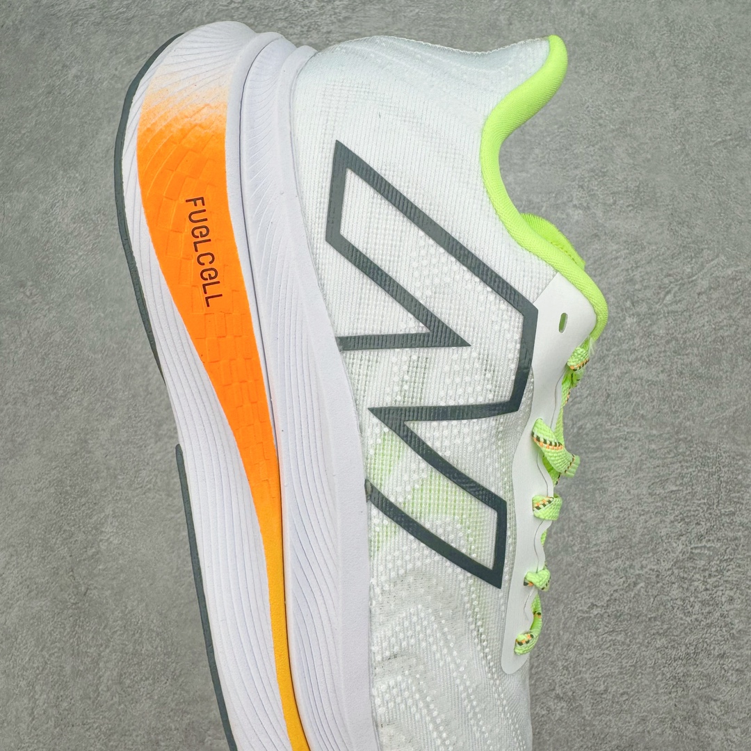 图片[6]-＃C版 New Balance FuelCell SuperComp Trainer V2 新百伦NB康普训练V2系列超轻量化低帮休闲运动慢跑鞋 MRCXLG3 New Balance 将能量回收技术的比赛感觉带入一双高军训练鞋 新款 FuelCell SuperComp Trainer v2 的设计旨在外观、手感和性能不同 在这一新的能源弧技术中 采用拱形碳纤维板夹在两层 FuelCell 缓冲之间 穿过鞋子中间留有一个空心通道 每次脚步时 板都平成空隙 并在重新塑造时返回能量 创造出高反弹的推进感 尺码：36 37 37.5 38 38.5 39.5 40 40.5 41.5 42 42.5 43 44 45-选品中心