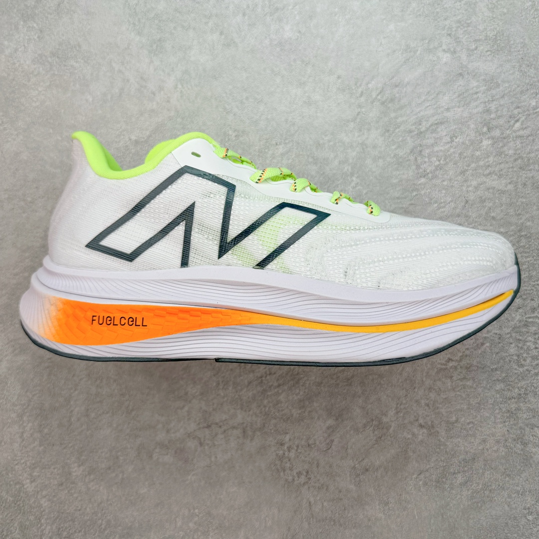 ＃C版 New Balance FuelCell SuperComp Trainer V2 新百伦NB康普训练V2系列超轻量化低帮休闲运动慢跑鞋 MRCXLG3 New Balance 将能量回收技术的比赛感觉带入一双高军训练鞋 新款 FuelCell SuperComp Trainer v2 的设计旨在外观、手感和性能不同 在这一新的能源弧技术中 采用拱形碳纤维板夹在两层 FuelCell 缓冲之间 穿过鞋子中间留有一个空心通道 每次脚步时 板都平成空隙 并在重新塑造时返回能量 创造出高反弹的推进感 尺码：36 37 37.5 38 38.5 39.5 40 40.5 41.5 42 42.5 43 44 45-选品中心