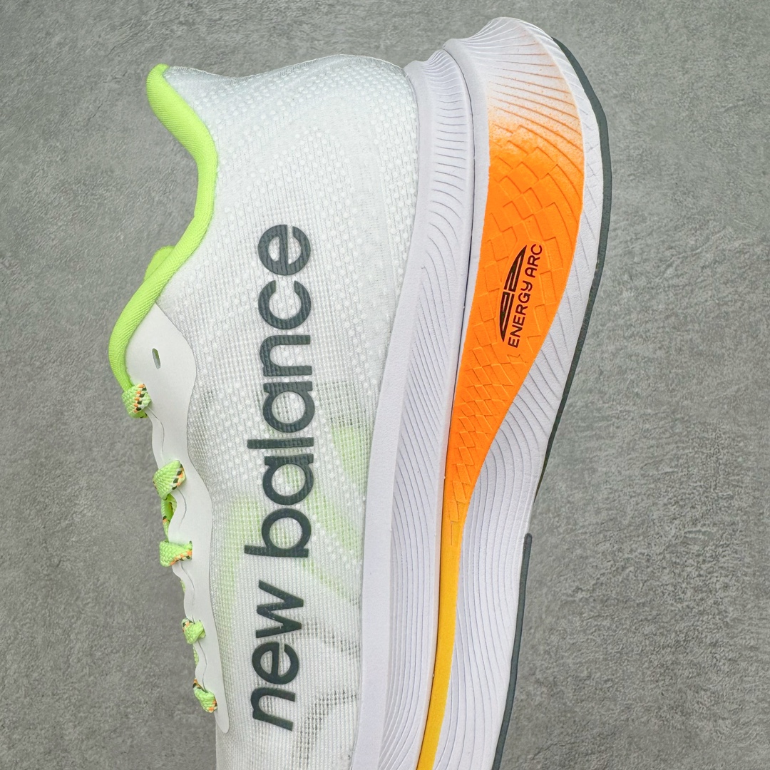图片[7]-＃C版 New Balance FuelCell SuperComp Trainer V2 新百伦NB康普训练V2系列超轻量化低帮休闲运动慢跑鞋 MRCXLG3 New Balance 将能量回收技术的比赛感觉带入一双高军训练鞋 新款 FuelCell SuperComp Trainer v2 的设计旨在外观、手感和性能不同 在这一新的能源弧技术中 采用拱形碳纤维板夹在两层 FuelCell 缓冲之间 穿过鞋子中间留有一个空心通道 每次脚步时 板都平成空隙 并在重新塑造时返回能量 创造出高反弹的推进感 尺码：36 37 37.5 38 38.5 39.5 40 40.5 41.5 42 42.5 43 44 45-选品中心