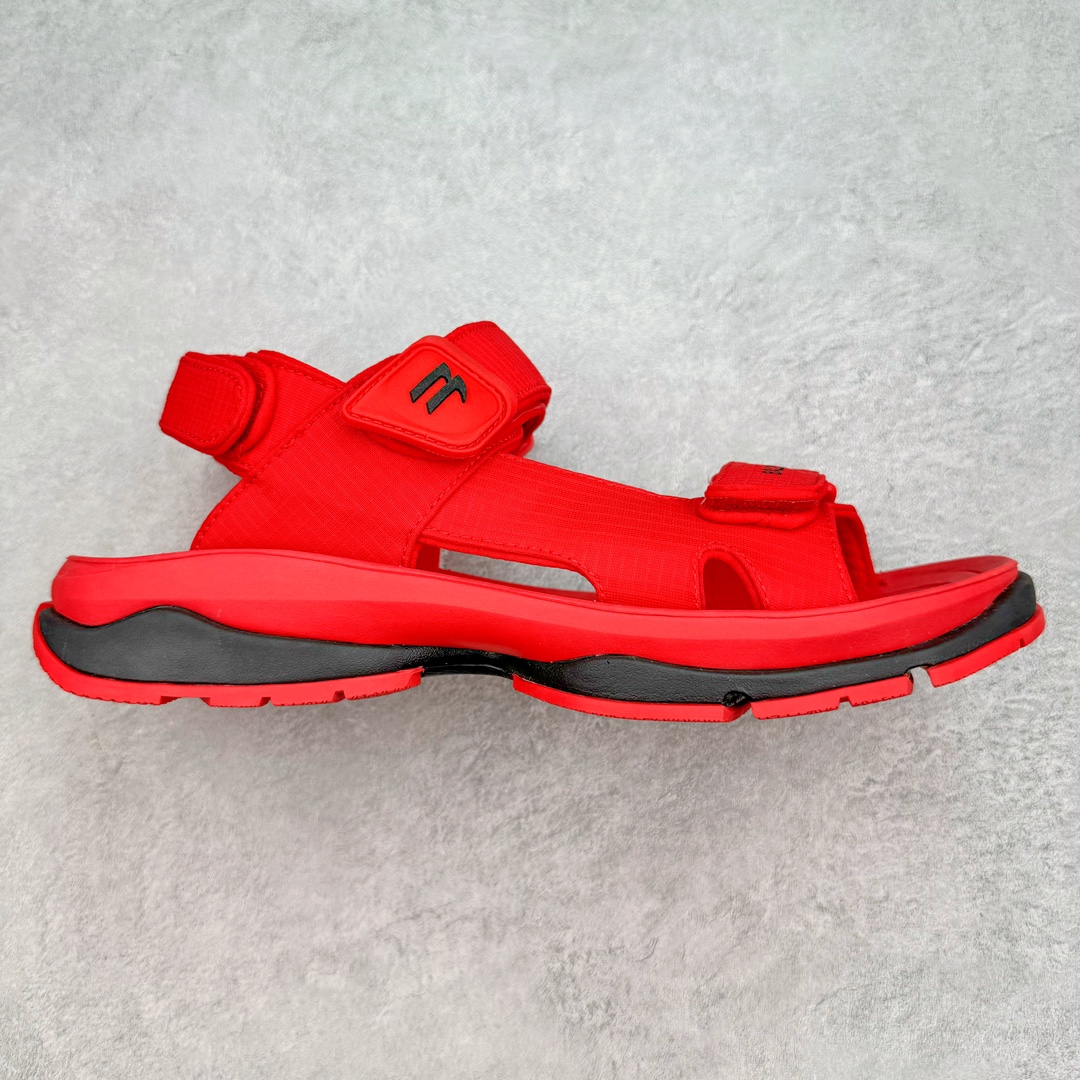 ＃XA Balenciaga Tourist 巴黎世家织物露趾魔术贴沙滩凉鞋 原纸板楦头开发 最原汁原味的灵魂版型 全鞋荧光划线卡点 胶水把控整洁度追求极致完美 每一双都是工艺品 多重QC质检 超越公司货的品控标准 实实在在的免检产品 原盒原配 正确字体电绣 粗细、位置、大小正确 侧边TPU 透气孔匹配意产原版 正确分离大底 TPU软底 原版一致大底LOGO 立体感十足 原厂皮料水洗做旧 采购原厂网纱 不含皮革 网布材料和聚氨酯 磨损效果 鞋头边缘和后帮 Balenciaga 徽标 鞋面和后跟凸印尺码 鞋舌 3XL 橡胶品牌标识和反光细节 鞋帮拉袢和鞋舌拉祥 配反光细节 备用鞋带在鞋履前侧 可在穿着前取下 便于不同造型搭配 正常尺码 尺码：35 36 37 38 39 40 41 42 43 44 45 46-选品中心