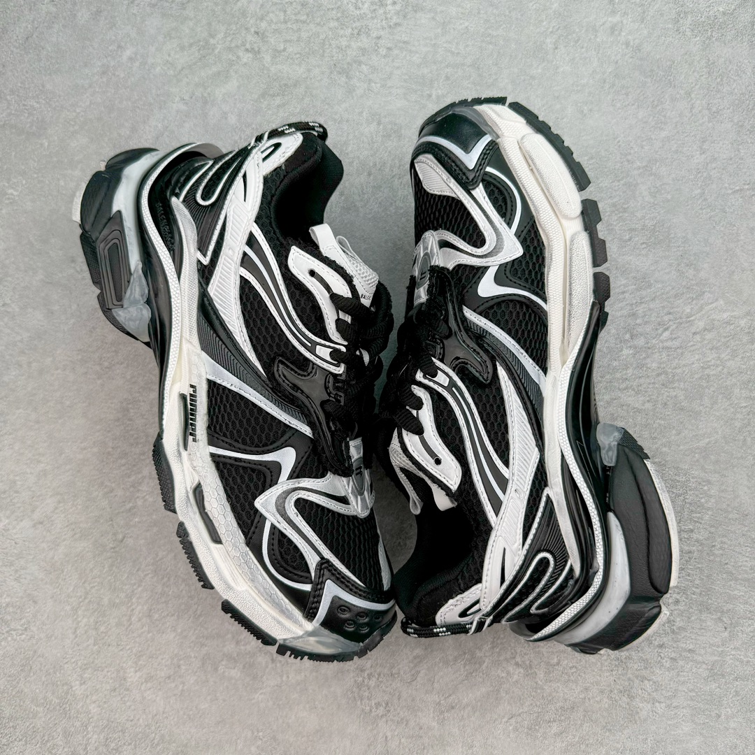 图片[3]-＃VG零售版 BALENCIAGA Runner Sneaker 巴黎世家七代慢跑系列低帮复古野跑潮流运动鞋老爹鞋 尼龙和网布材质 磨损效果 鞋头边缘印有尺码 背面浮印尺码 外侧印有跑者徽标 鞋舌刺绣 Balenciaga 品牌标识 鞋跟背面 Balenciaga品牌标识 材质采用65%聚氨酯、35%聚酯纤维 全新 Runner 鞋型轮廓借鉴于 2000 年初的复古线条 搭载大网眼面料制成鞋面基础，由粉色、白色尼龍与橡胶质地覆盖鞋面诠释线条感 当中透过几道手缝线与折损痕更是精准的掌握历经时间淬炼的破旧痕迹 延续其手法至鞋领、鞋跟、鞋带、中底等部分均饰有破损及脏污之貌 尤其是鞋领处与鞋带孔眼条更是采用不规则做旧技术将内容物泡棉随机露出 尺码：35 36 37 38 39 40 41 42 43 44 45 46-选品中心