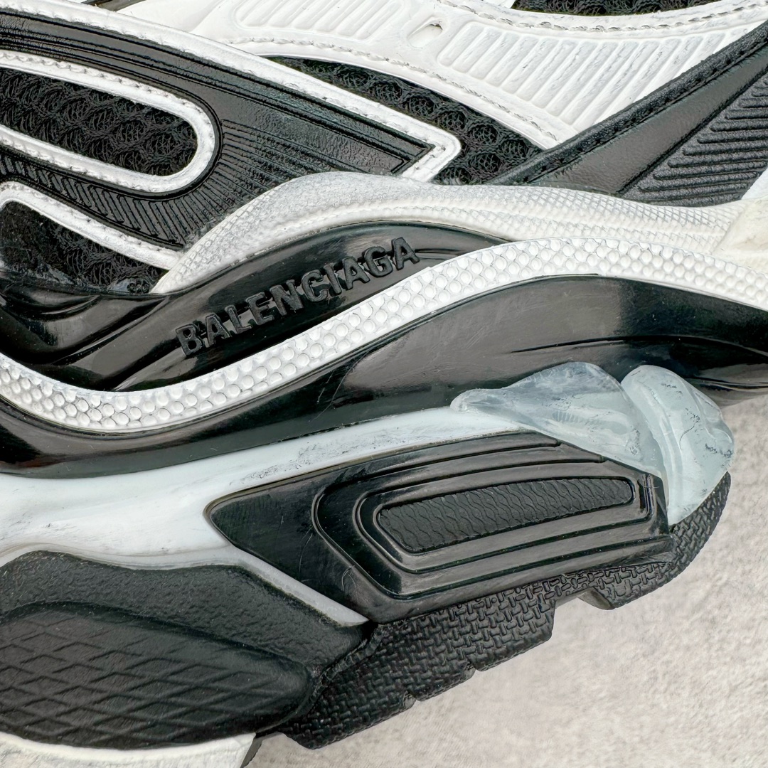 图片[12]-＃VG零售版 BALENCIAGA Runner Sneaker 巴黎世家七代慢跑系列低帮复古野跑潮流运动鞋老爹鞋 尼龙和网布材质 磨损效果 鞋头边缘印有尺码 背面浮印尺码 外侧印有跑者徽标 鞋舌刺绣 Balenciaga 品牌标识 鞋跟背面 Balenciaga品牌标识 材质采用65%聚氨酯、35%聚酯纤维 全新 Runner 鞋型轮廓借鉴于 2000 年初的复古线条 搭载大网眼面料制成鞋面基础，由粉色、白色尼龍与橡胶质地覆盖鞋面诠释线条感 当中透过几道手缝线与折损痕更是精准的掌握历经时间淬炼的破旧痕迹 延续其手法至鞋领、鞋跟、鞋带、中底等部分均饰有破损及脏污之貌 尤其是鞋领处与鞋带孔眼条更是采用不规则做旧技术将内容物泡棉随机露出 尺码：35 36 37 38 39 40 41 42 43 44 45 46-选品中心